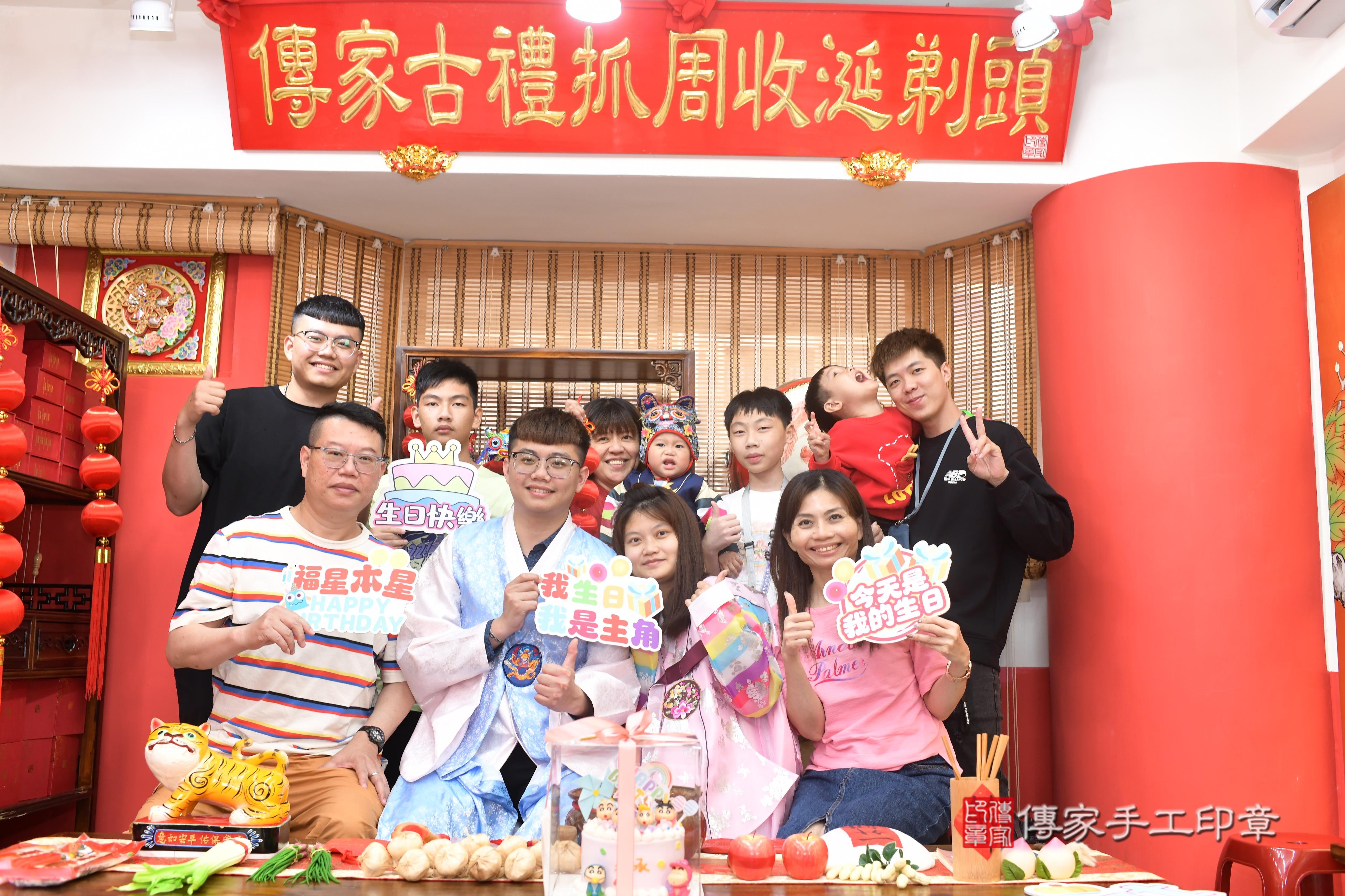 傳家手工印章高雄店、抓周、度脺、中國風會場、傳家嬰兒古禮、吉祥話、抓周道具物品24種、拍照。抓周證書。寶寶抓周、滿周歲、生日快樂、祝福