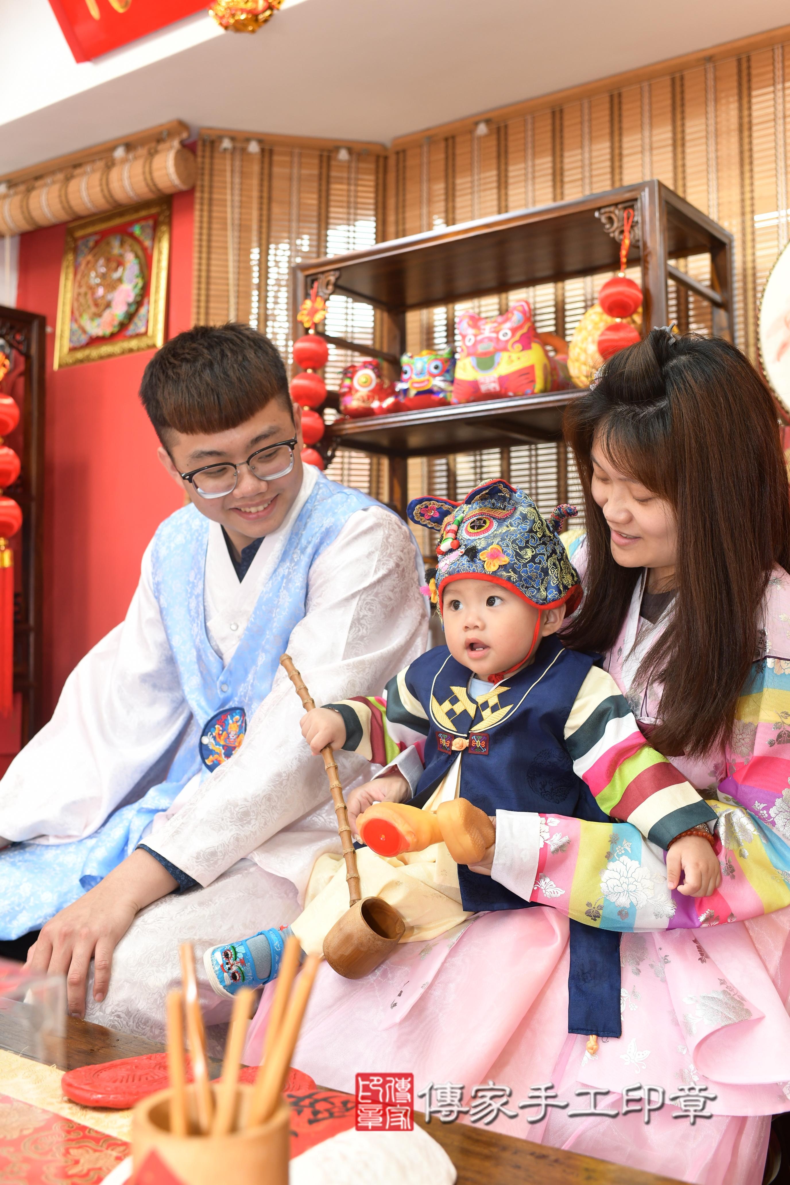 傳家手工印章高雄店、抓周、度脺、中國風會場、傳家嬰兒古禮、吉祥話、抓周道具物品24種、拍照。抓周證書。寶寶抓周、滿周歲、生日快樂、祝福