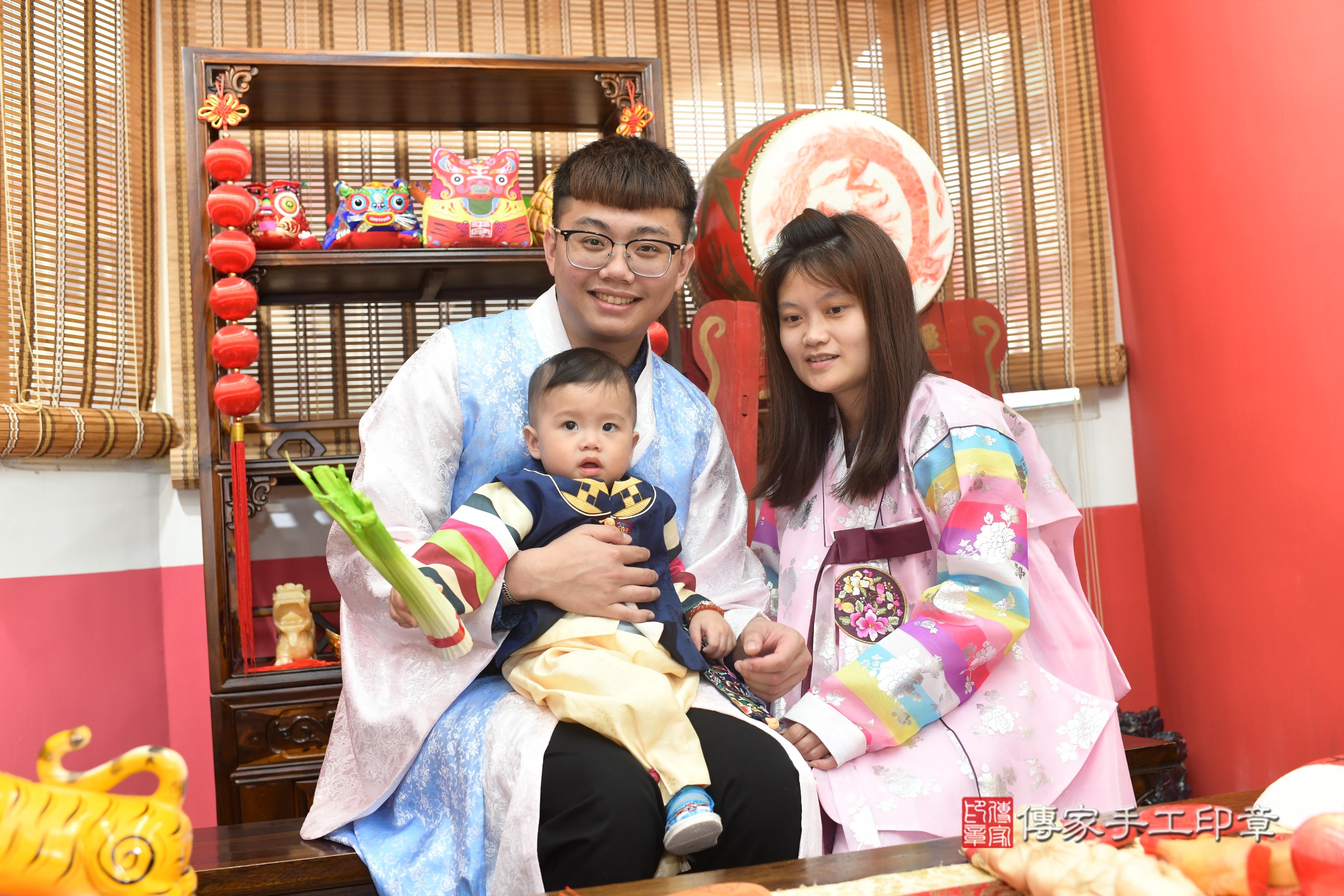 傳家手工印章高雄店、抓周、度脺、中國風會場、傳家嬰兒古禮、吉祥話、抓周道具物品24種、拍照。抓周證書。寶寶抓周、滿周歲、生日快樂、祝福