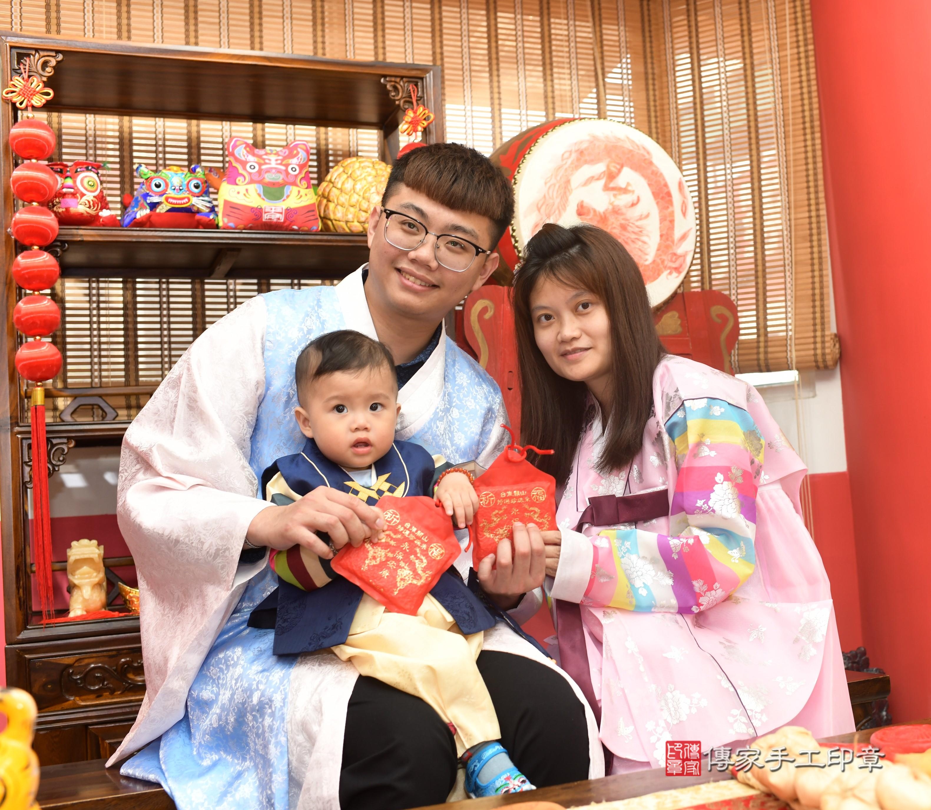 傳家手工印章高雄店、抓周、度脺、中國風會場、傳家嬰兒古禮、吉祥話、抓周道具物品24種、拍照。抓周證書。寶寶抓周、滿周歲、生日快樂、祝福