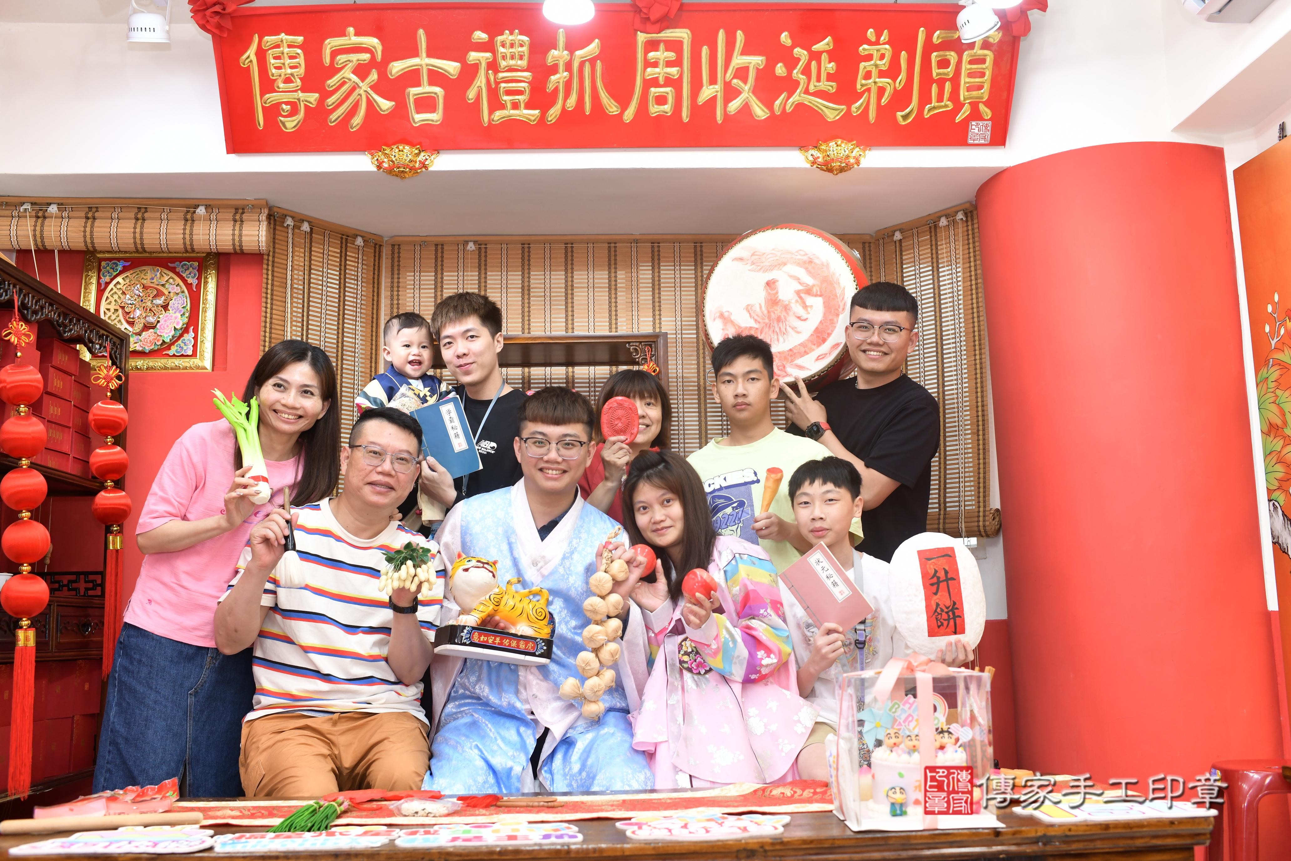 1741863449429942.傳家手工印章高雄店、抓周、度脺、中國風會場、傳家嬰兒古禮、吉祥話、抓周道具物品24種、拍照。抓周證書。寶寶抓周、滿周歲、生日快樂、祝福