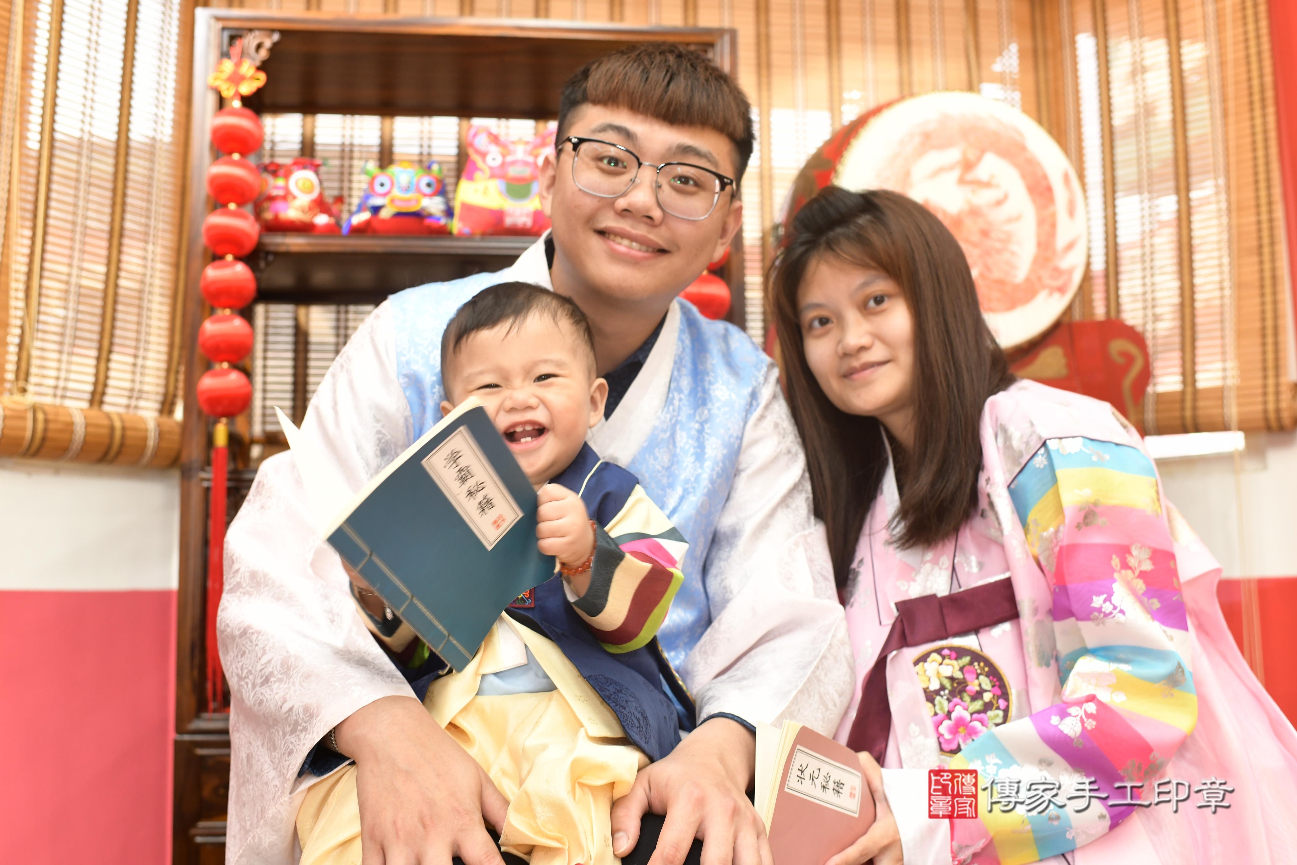 傳家手工印章高雄店、抓周、度脺、中國風會場、傳家嬰兒古禮、吉祥話、抓周道具物品24種、拍照。抓周證書。寶寶抓周、滿周歲、生日快樂、祝福