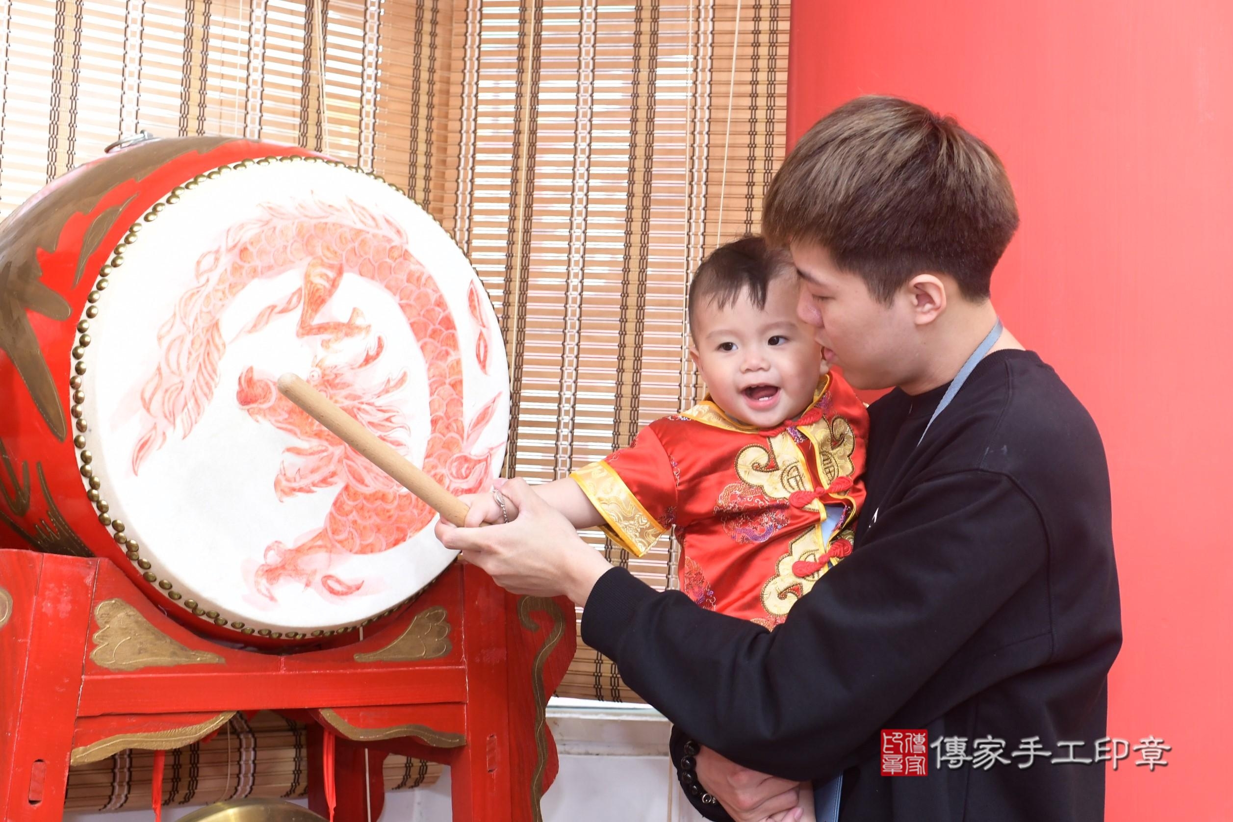傳家手工印章高雄店、抓周、度脺、中國風會場、傳家嬰兒古禮、吉祥話、抓周道具物品24種、拍照。抓周證書。寶寶抓周、滿周歲、生日快樂、祝福