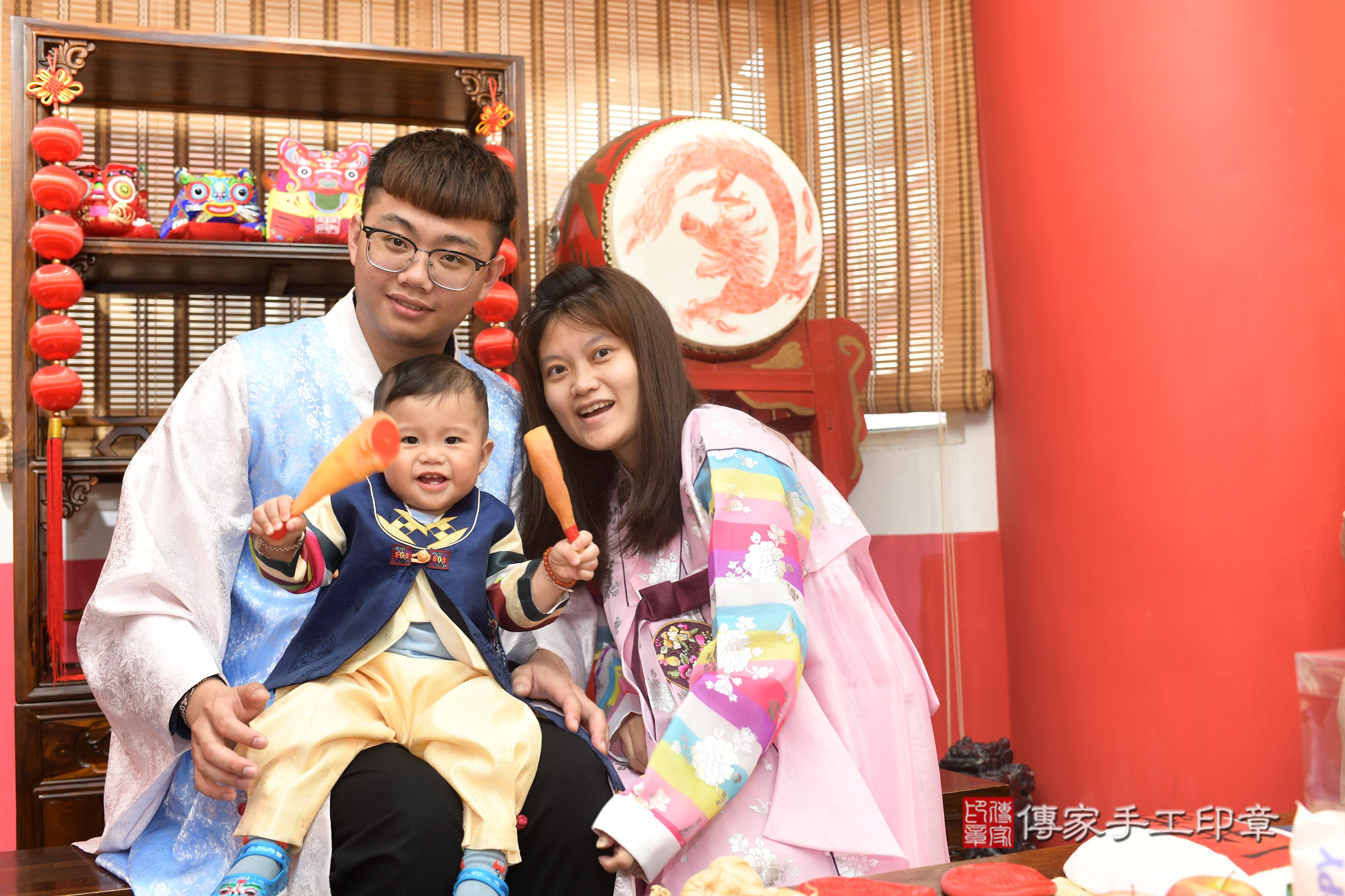 傳家手工印章高雄店、抓周、度脺、中國風會場、傳家嬰兒古禮、吉祥話、抓周道具物品24種、拍照。抓周證書。寶寶抓周、滿周歲、生日快樂、祝福