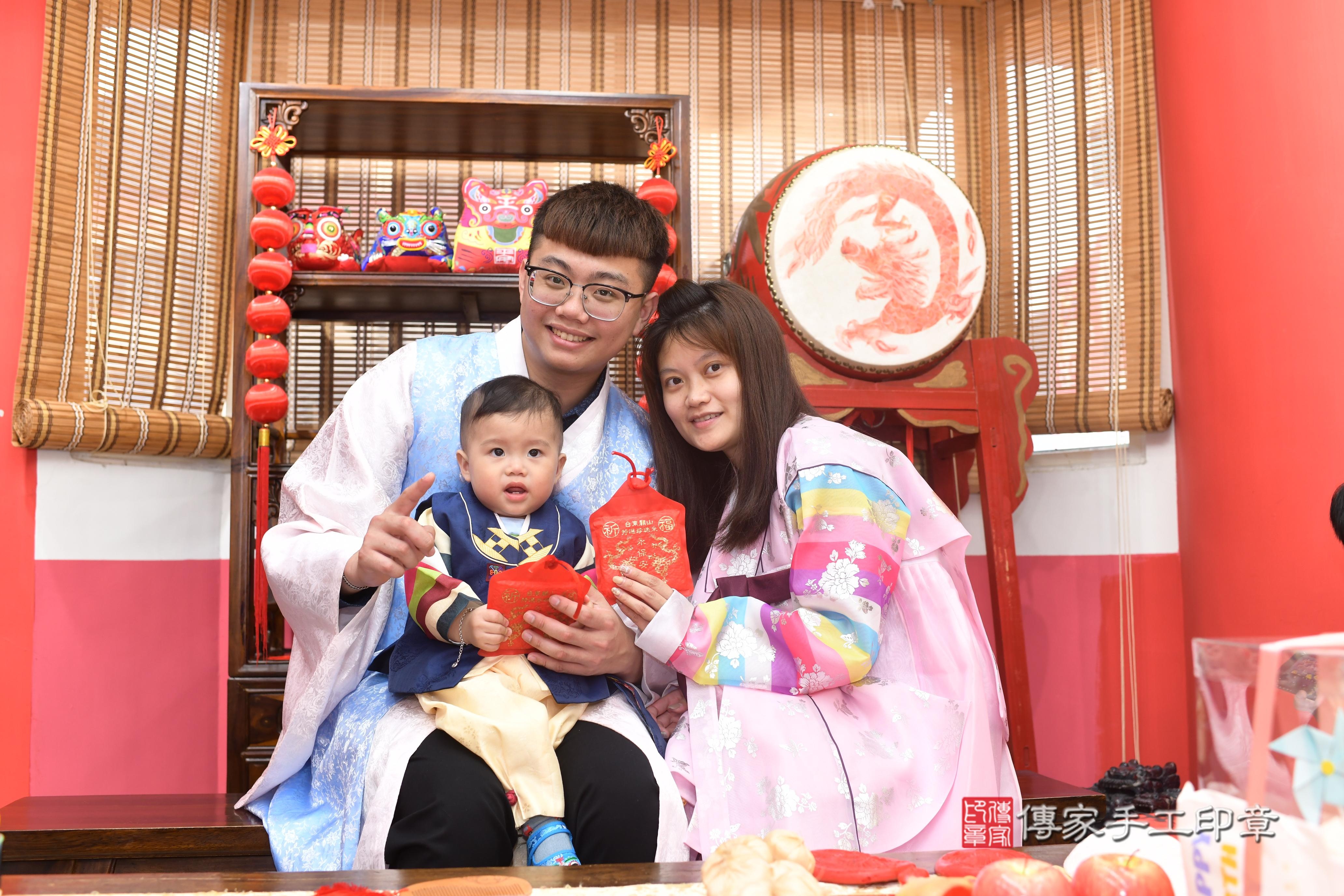 傳家手工印章高雄店、抓周、度脺、中國風會場、傳家嬰兒古禮、吉祥話、抓周道具物品24種、拍照。抓周證書。寶寶抓周、滿周歲、生日快樂、祝福