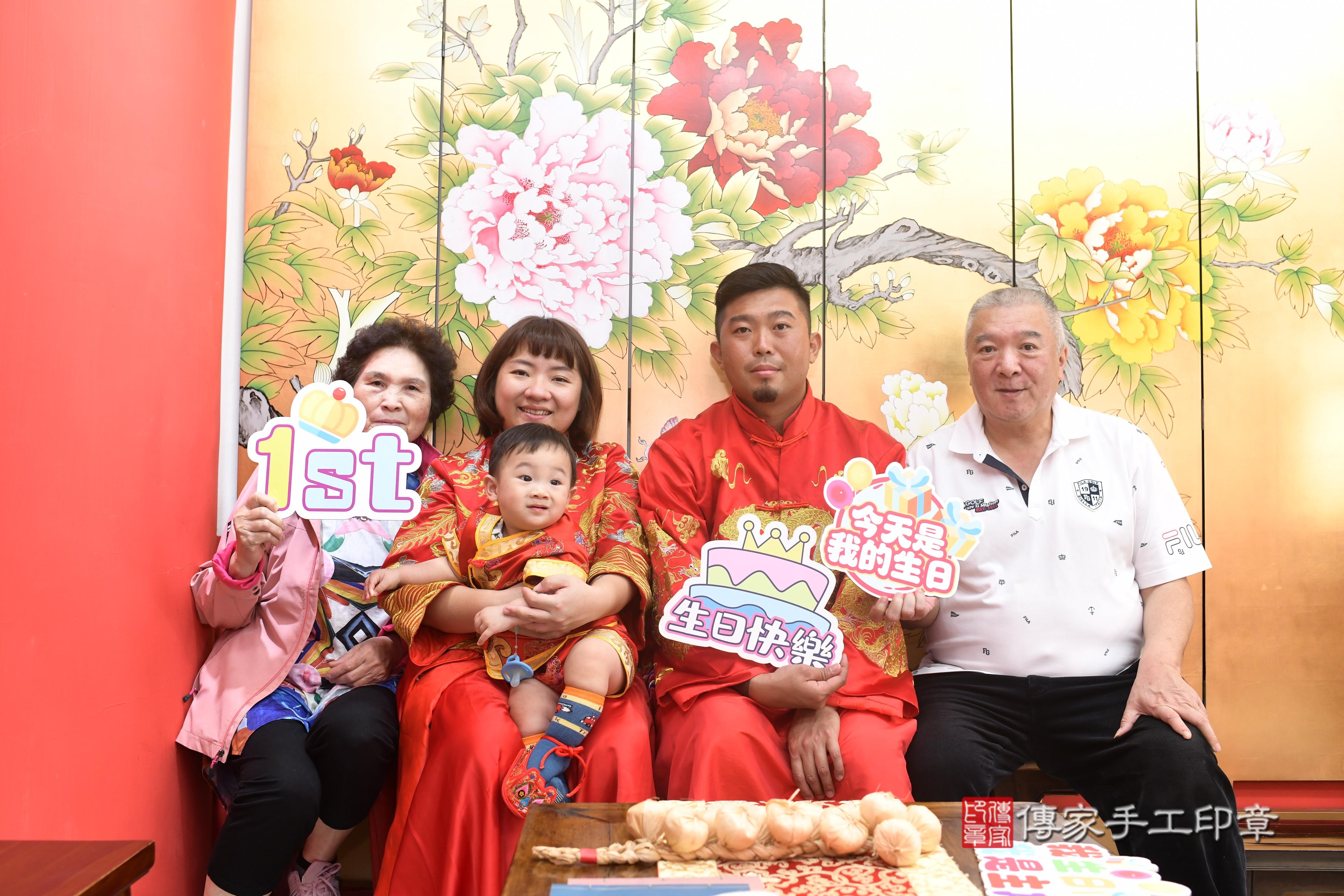 傳家手工印章高雄店、抓周、度脺、中國風會場、傳家嬰兒古禮、吉祥話、抓周道具物品24種、拍照。抓周證書。寶寶抓周、滿周歲、生日快樂、祝福