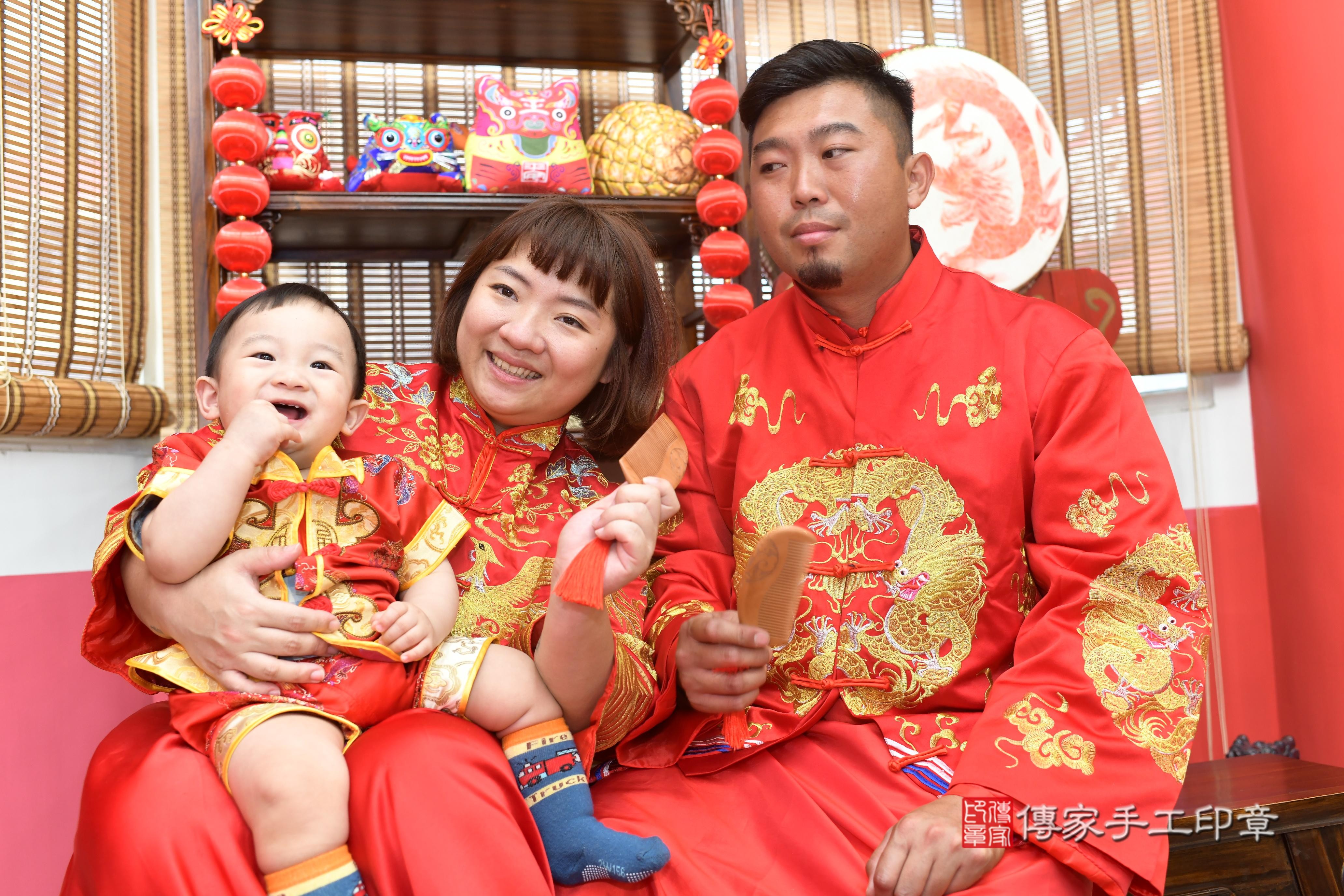 傳家手工印章高雄店、抓周、度脺、中國風會場、傳家嬰兒古禮、吉祥話、抓周道具物品24種、拍照。抓周證書。寶寶抓周、滿周歲、生日快樂、祝福