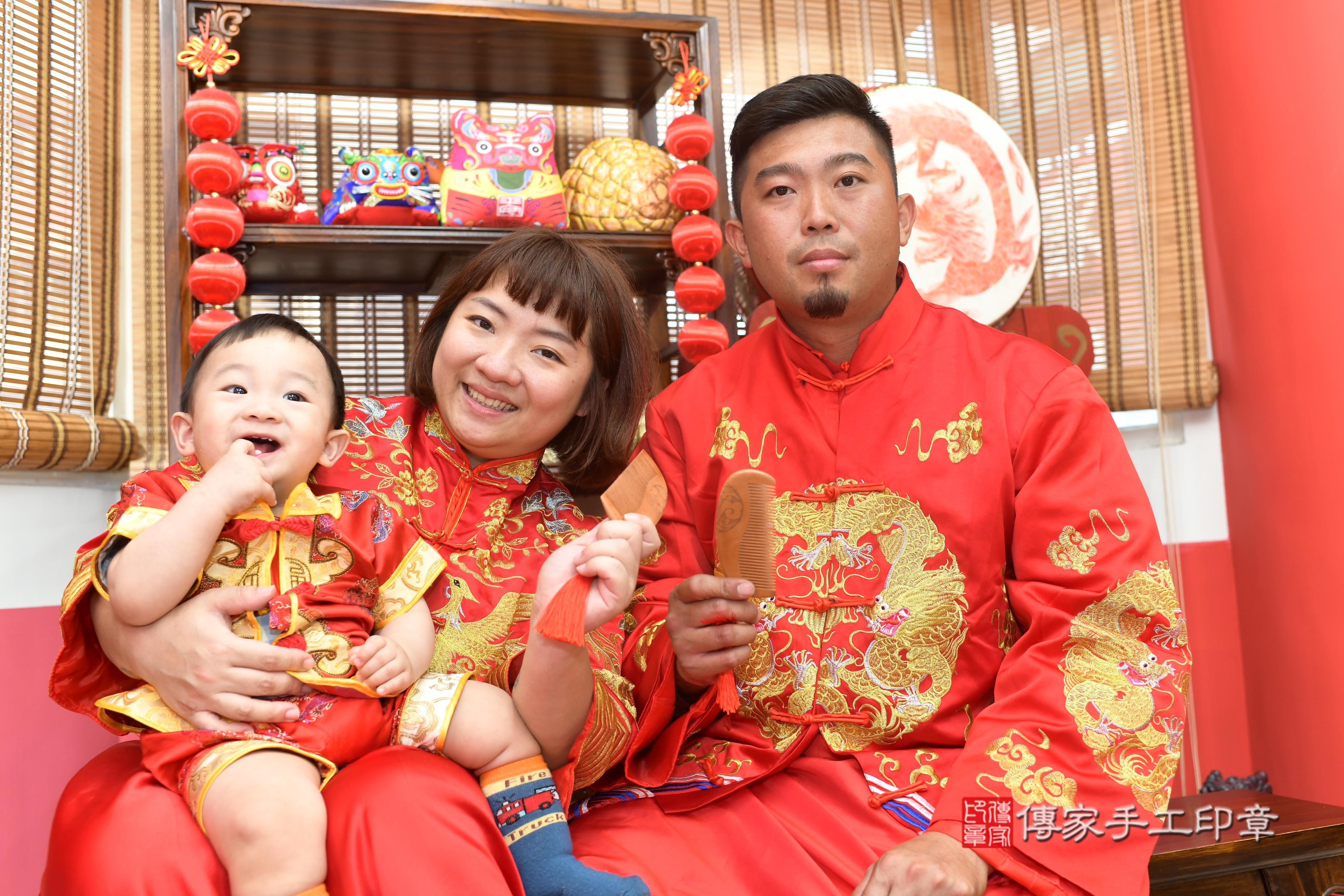 傳家手工印章高雄店、抓周、度脺、中國風會場、傳家嬰兒古禮、吉祥話、抓周道具物品24種、拍照。抓周證書。寶寶抓周、滿周歲、生日快樂、祝福