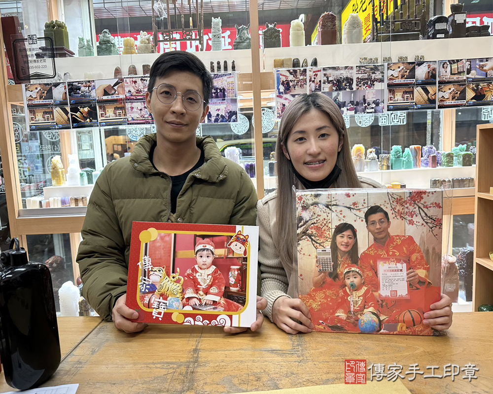 新北市新莊區辰辰寶貝抓周推薦：傳家新北店抓周度脺中國風會場，嬰兒古禮抓周流程儀式吉祥話、抓周道具物品24種、拍照。抓周證書。2025.03.12
