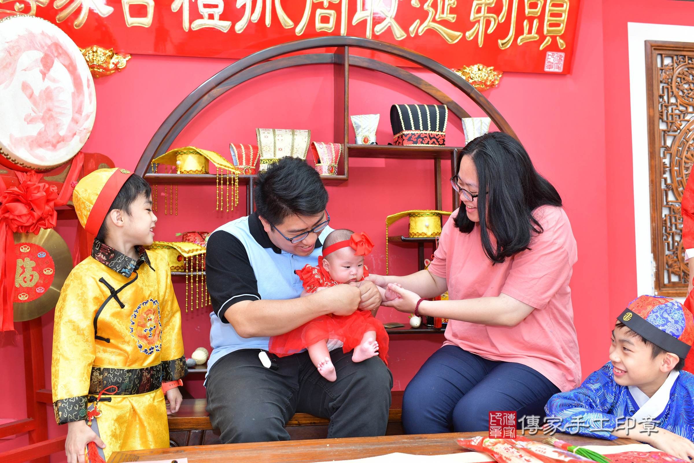 台中市北區小玹寶寶收涎推薦：傳家台中店收涎中國風會場，嬰兒古禮收涎收口水流程儀式、收涎吉祥話、收涎餅乾、收涎拍照。收涎證書。2025.3.9，照片27