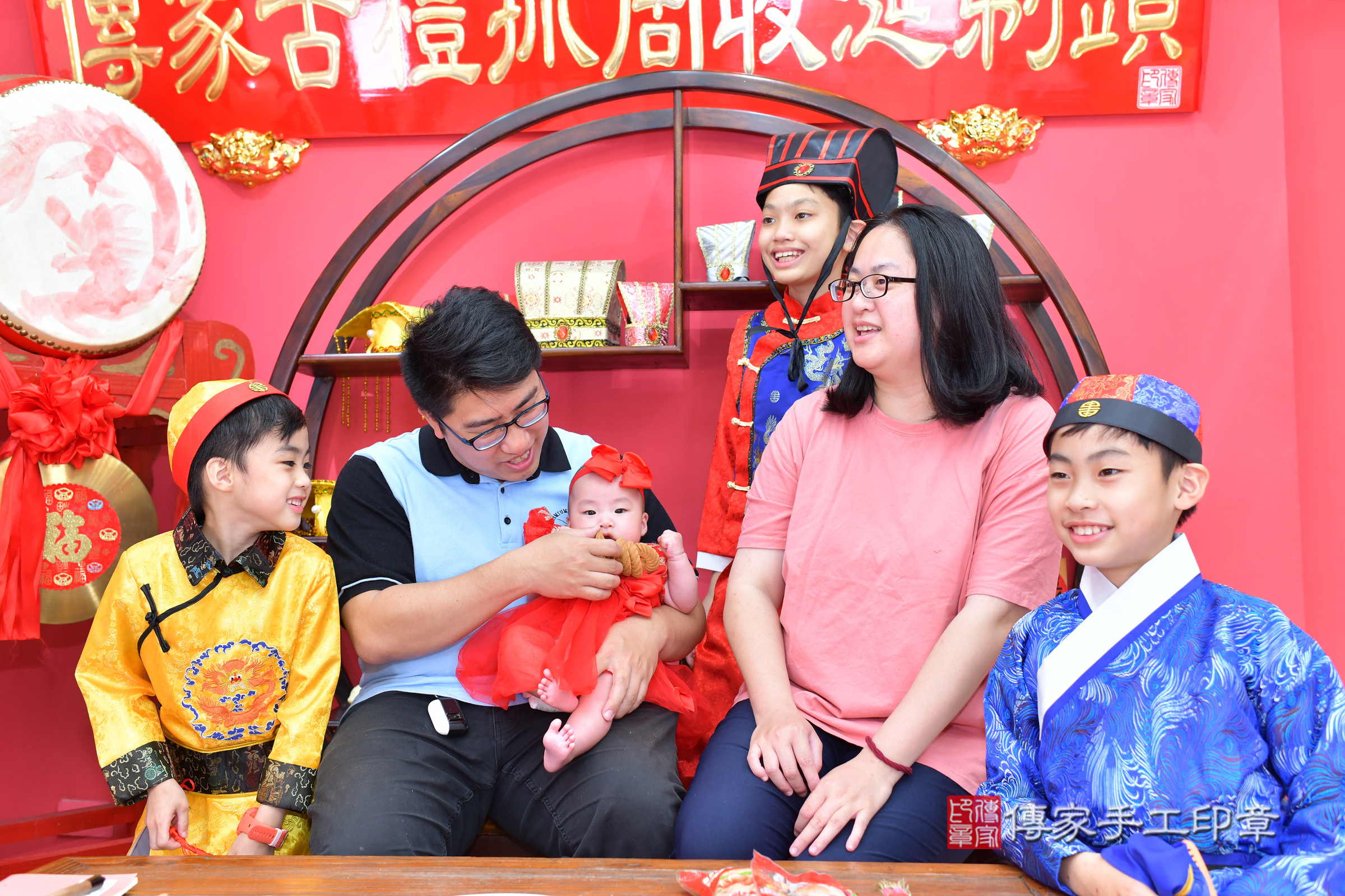 台中市北區小玹寶寶收涎推薦：傳家台中店收涎中國風會場，嬰兒古禮收涎收口水流程儀式、收涎吉祥話、收涎餅乾、收涎拍照。收涎證書。2025.3.9，照片24