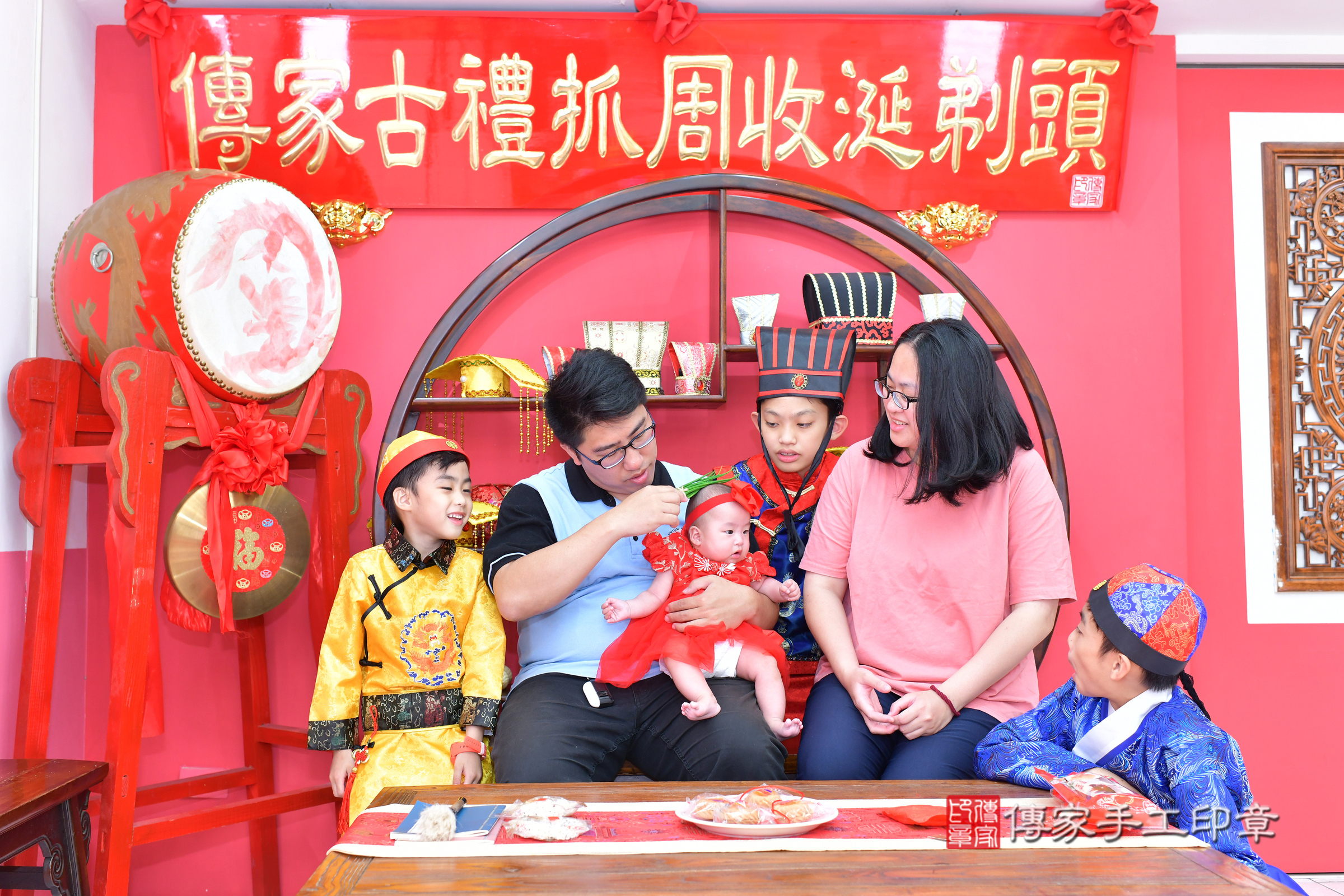 台中市北區小玹寶寶收涎推薦：傳家台中店收涎中國風會場，嬰兒古禮收涎收口水流程儀式、收涎吉祥話、收涎餅乾、收涎拍照。收涎證書。2025.3.9，照片14