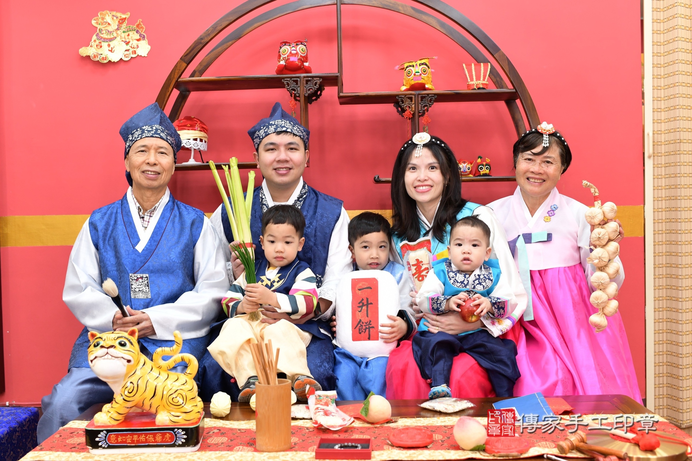 新北市永和區小允寶寶抓周推薦：傳家新北店抓周度脺中國風會場，嬰兒古禮抓周流程儀式吉祥話、抓周道具物品24種、拍照。抓周證書。2025.2.8，照片15
