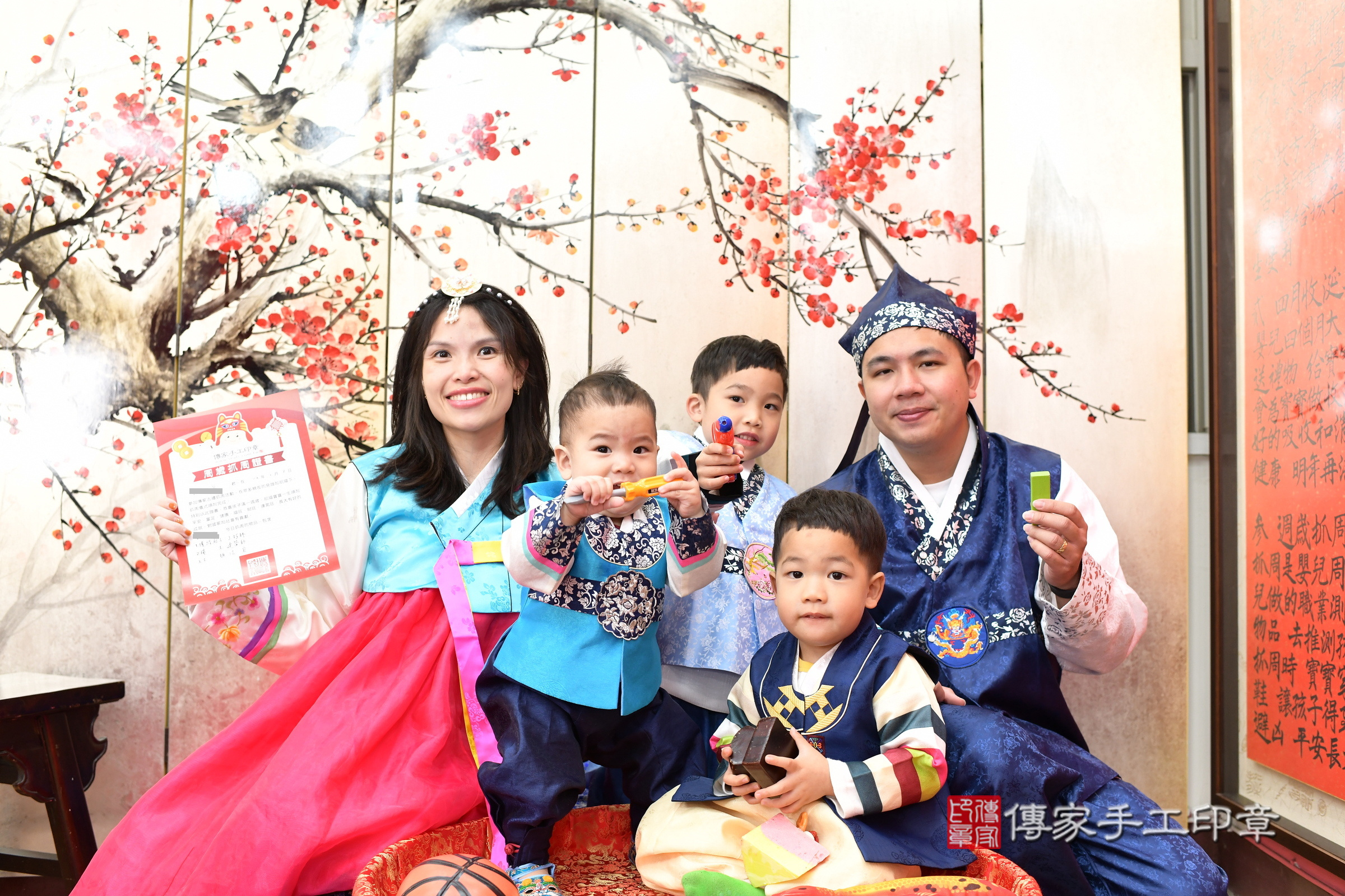 新北市永和區小允寶寶抓周推薦：傳家新北店抓周度脺中國風會場，嬰兒古禮抓周流程儀式吉祥話、抓周道具物品24種、拍照。抓周證書。2025.2.8，照片16