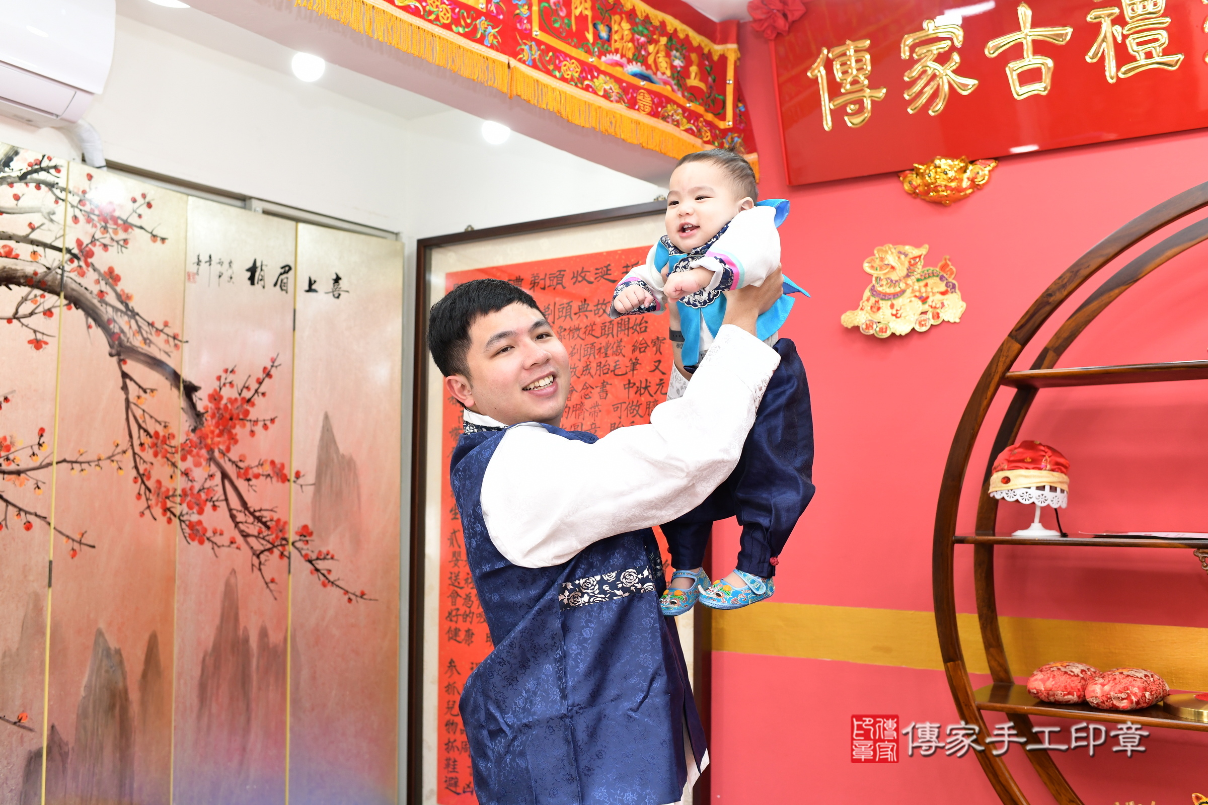 新北市永和區小允寶寶抓周推薦：傳家新北店抓周度脺中國風會場，嬰兒古禮抓周流程儀式吉祥話、抓周道具物品24種、拍照。抓周證書。2025.2.8，照片4