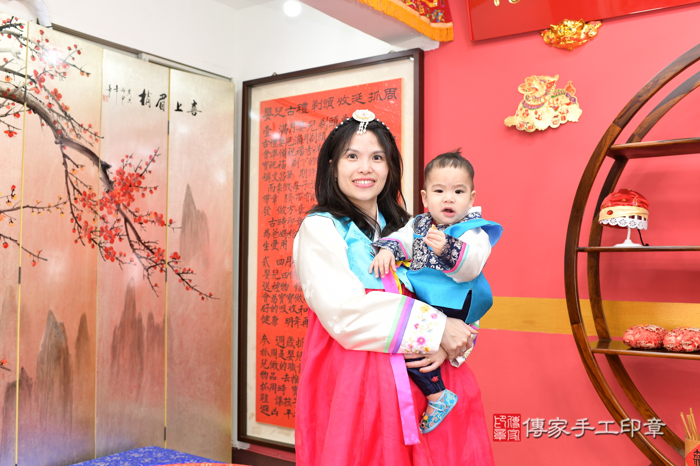 新北市永和區小允寶寶抓周推薦：傳家新北店抓周度脺中國風會場，嬰兒古禮抓周流程儀式吉祥話、抓周道具物品24種、拍照。抓周證書。2025.2.8，照片3