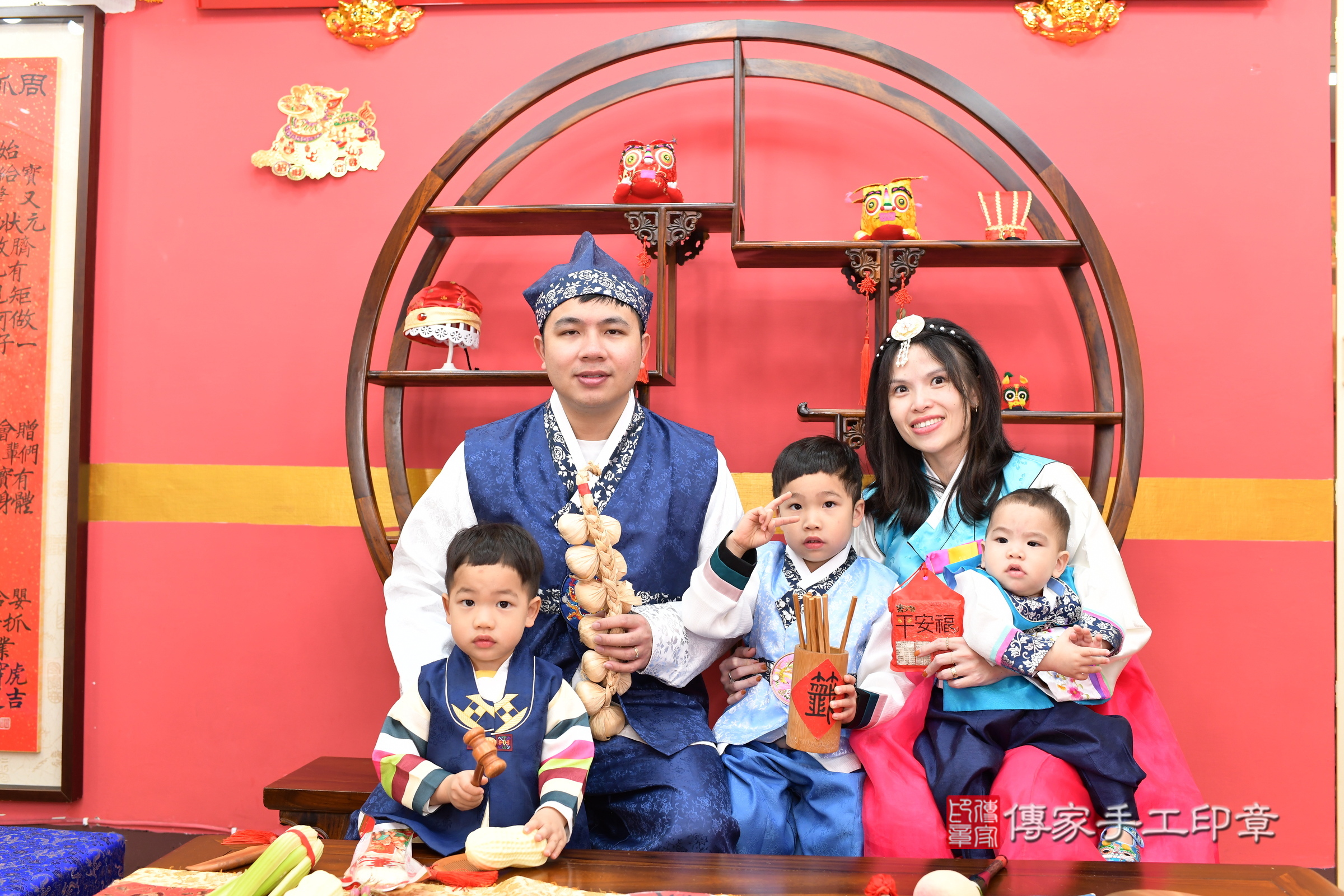 新北市永和區小允寶寶抓周推薦：傳家新北店抓周度脺中國風會場，嬰兒古禮抓周流程儀式吉祥話、抓周道具物品24種、拍照。抓周證書。2025.2.8，照片13