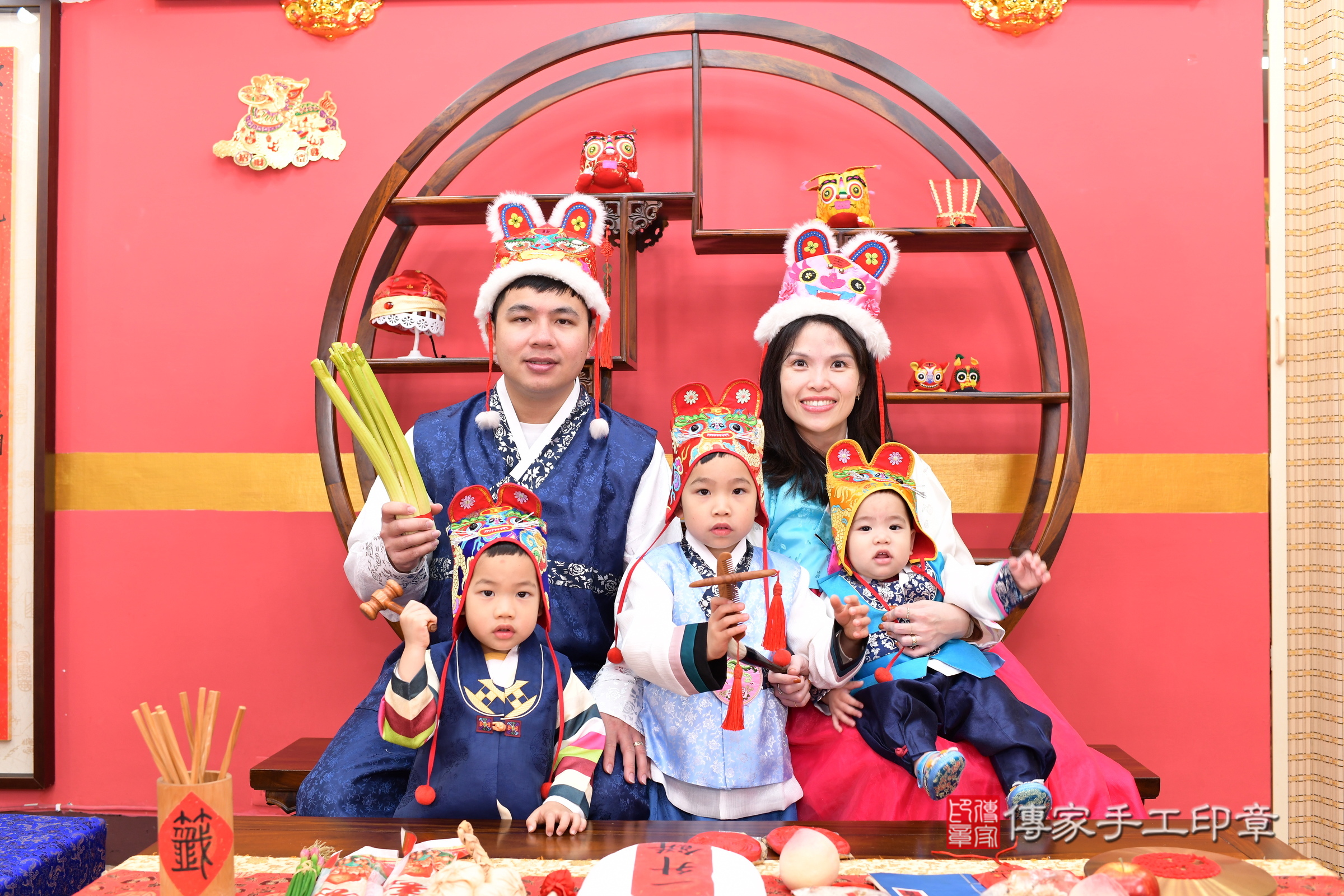 新北市永和區小允寶寶抓周推薦：傳家新北店抓周度脺中國風會場，嬰兒古禮抓周流程儀式吉祥話、抓周道具物品24種、拍照。抓周證書。2025.2.8，照片12