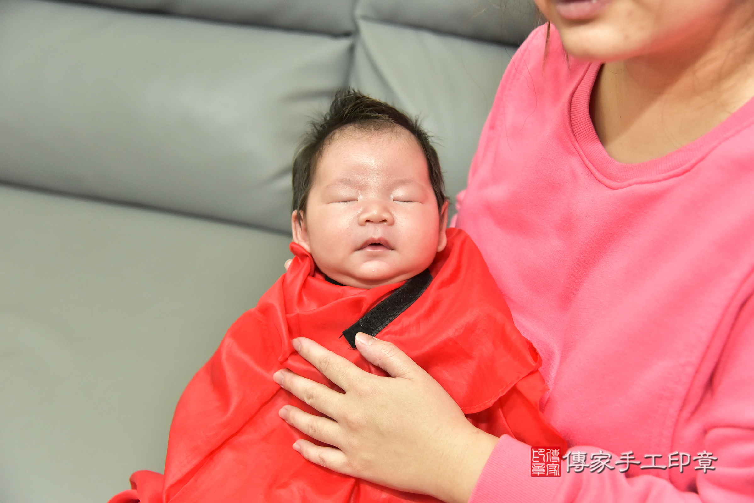 小樂寶寶(台北市南港區到府嬰兒小樂寶寶滿月剃頭理髮、到府嬰兒剃胎毛儀式吉祥話)。到府剃頭剃胎毛主持、專業拍照、證書。★購買「臍帶章、肚臍章、胎毛筆刷印章」贈送：剃頭、收涎、抓周，三選一。2025.2.15，照片12