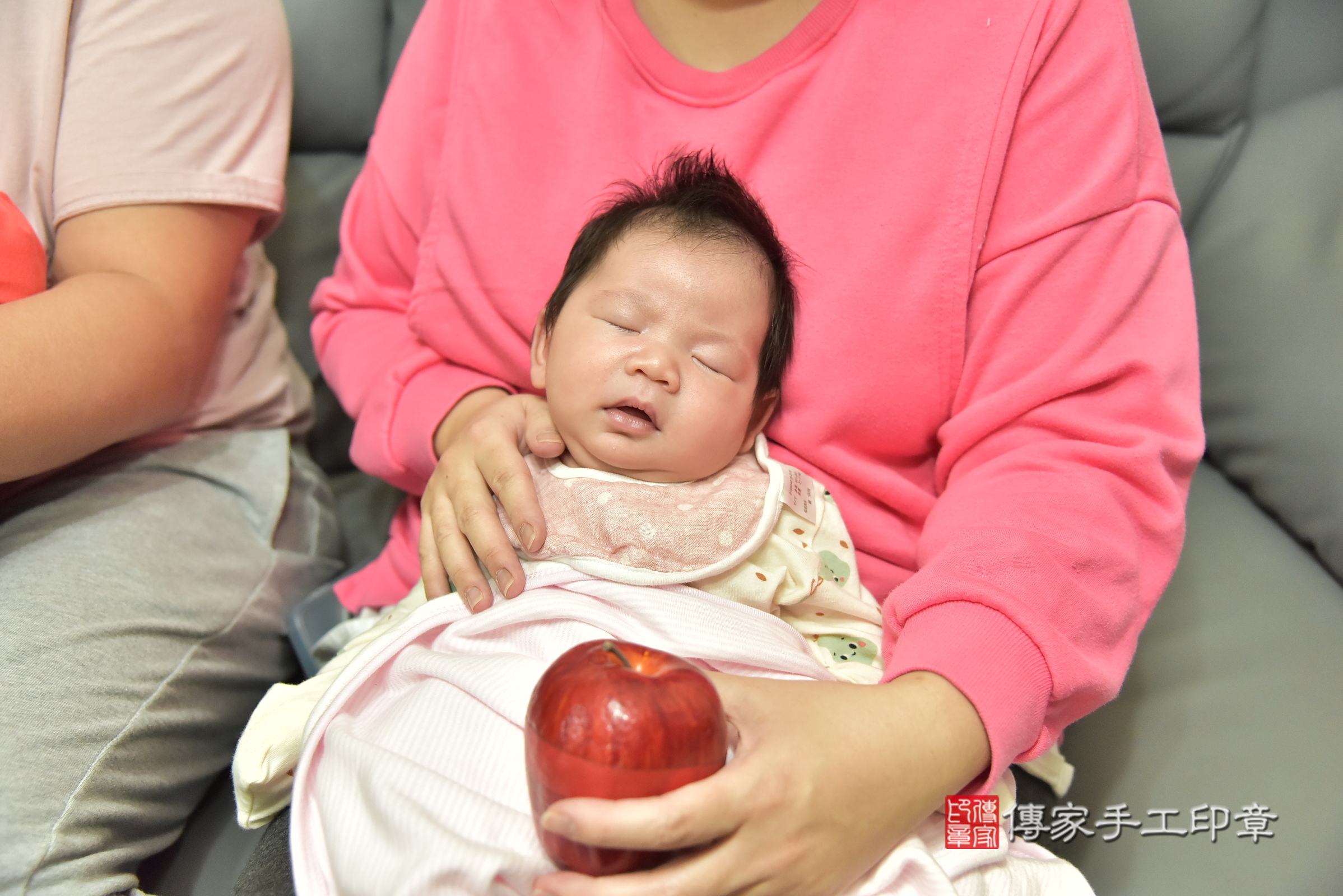 小樂寶寶(台北市南港區到府嬰兒小樂寶寶滿月剃頭理髮、到府嬰兒剃胎毛儀式吉祥話)。到府剃頭剃胎毛主持、專業拍照、證書。★購買「臍帶章、肚臍章、胎毛筆刷印章」贈送：剃頭、收涎、抓周，三選一。2025.2.15，照片8
