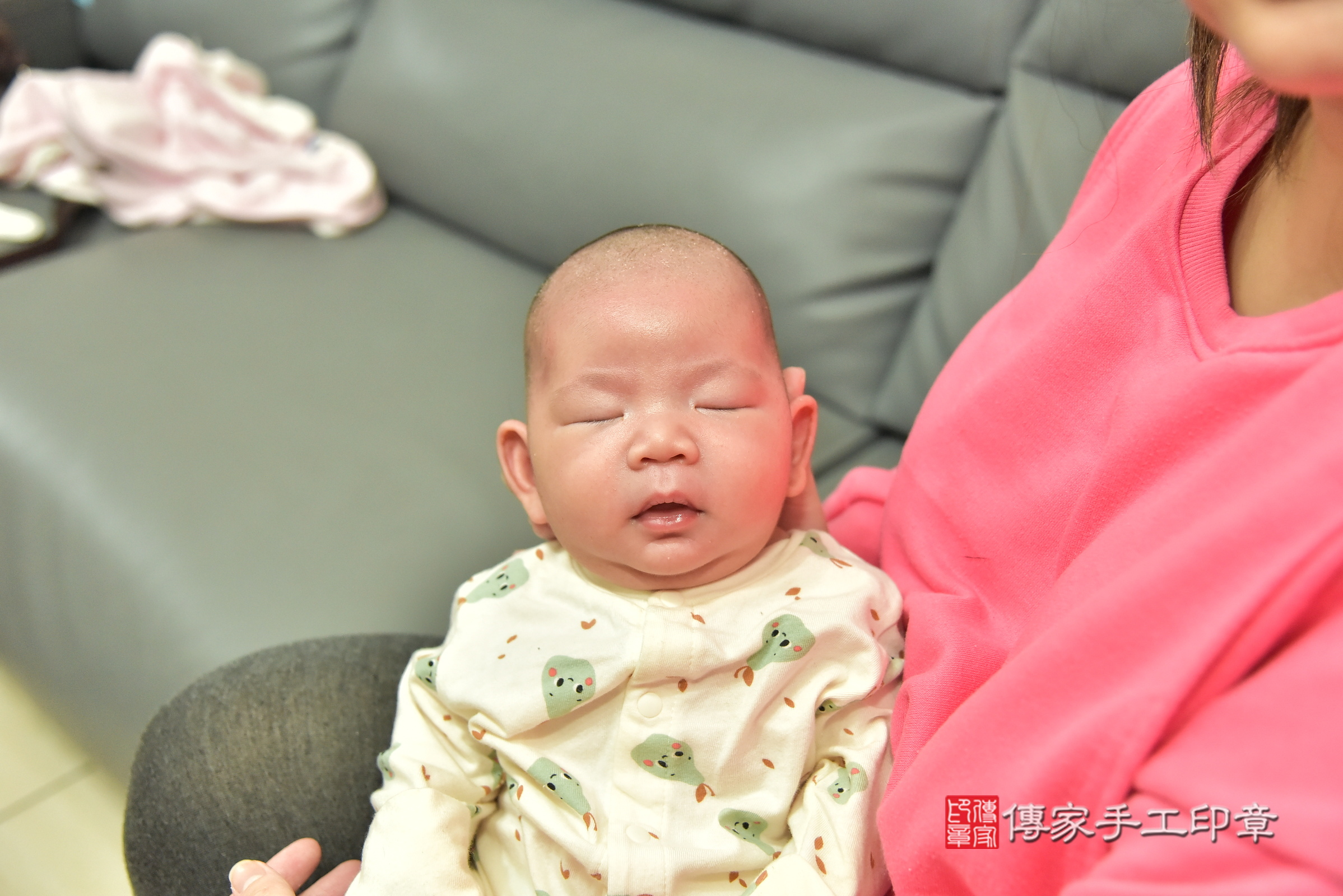 小樂寶寶(台北市南港區到府嬰兒小樂寶寶滿月剃頭理髮、到府嬰兒剃胎毛儀式吉祥話)。到府剃頭剃胎毛主持、專業拍照、證書。★購買「臍帶章、肚臍章、胎毛筆刷印章」贈送：剃頭、收涎、抓周，三選一。2025.2.15，照片14