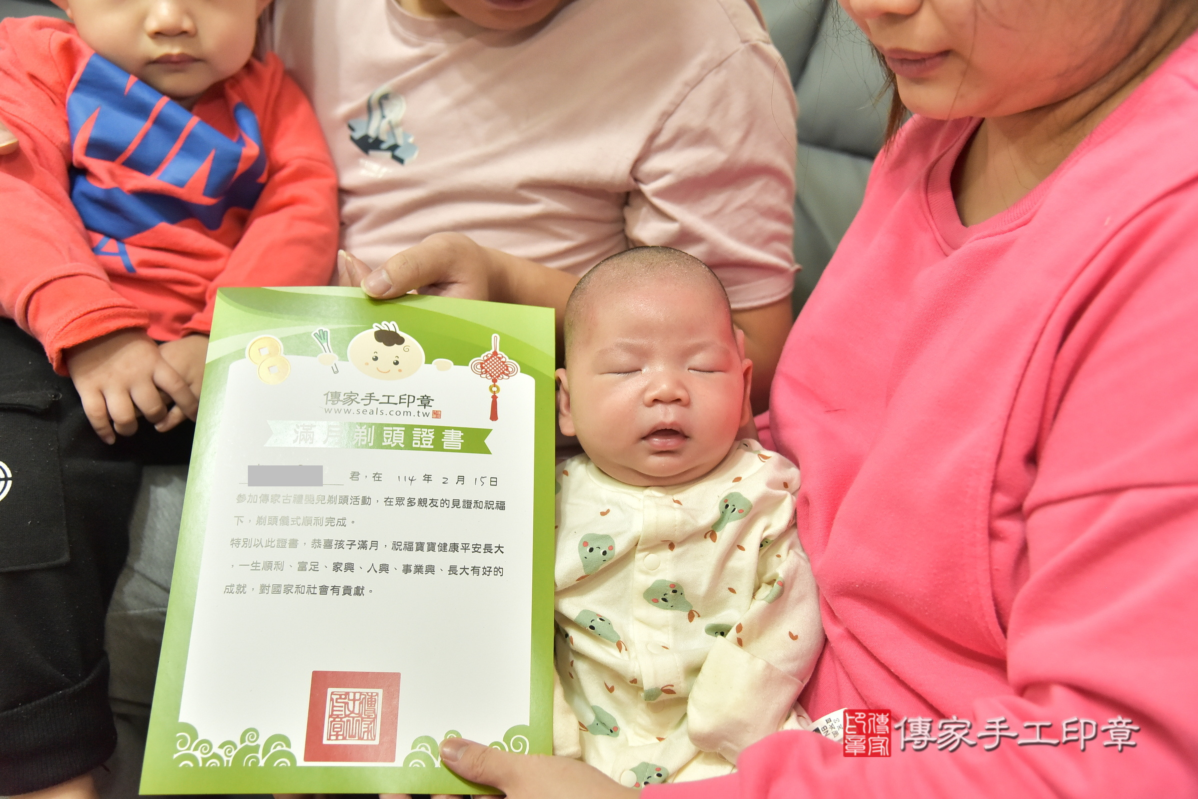 小樂寶寶(台北市南港區到府嬰兒小樂寶寶滿月剃頭理髮、到府嬰兒剃胎毛儀式吉祥話)。到府剃頭剃胎毛主持、專業拍照、證書。★購買「臍帶章、肚臍章、胎毛筆刷印章」贈送：剃頭、收涎、抓周，三選一。2025.2.15，照片15