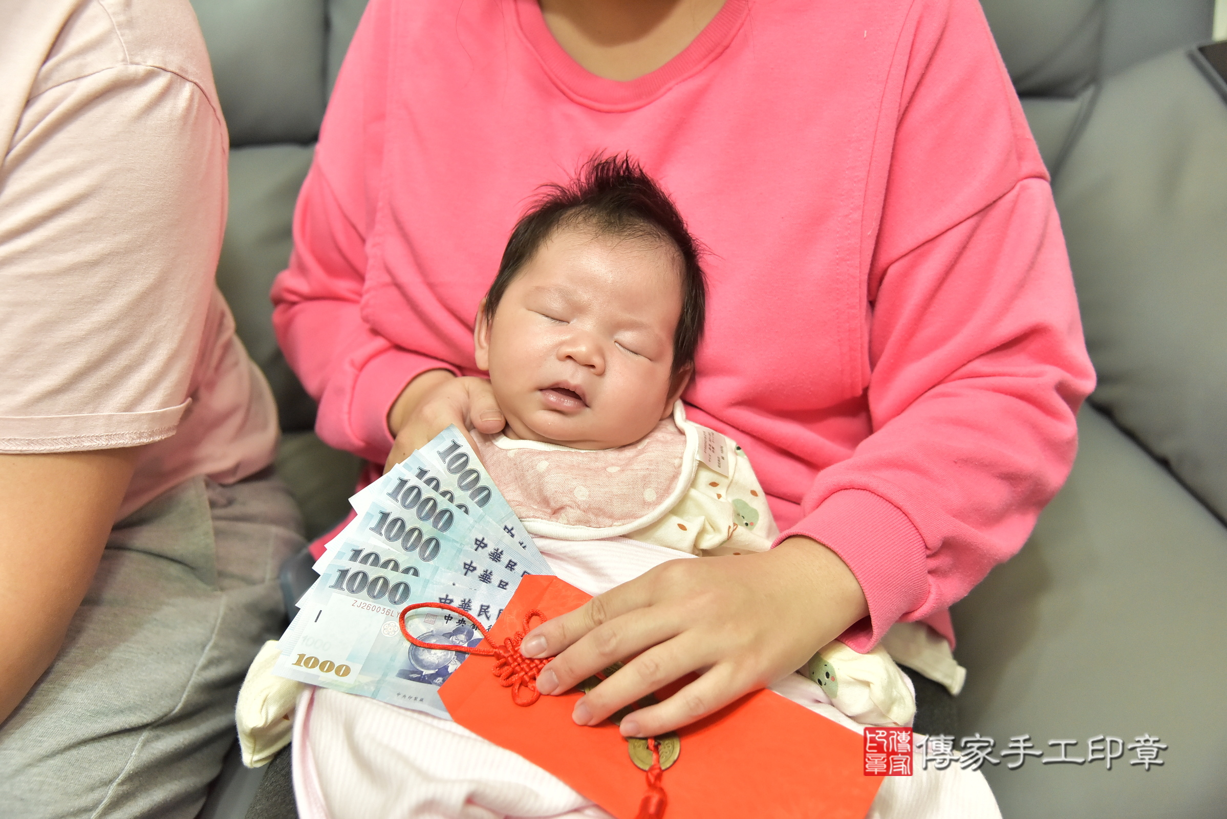 小樂寶寶(台北市南港區到府嬰兒小樂寶寶滿月剃頭理髮、到府嬰兒剃胎毛儀式吉祥話)。到府剃頭剃胎毛主持、專業拍照、證書。★購買「臍帶章、肚臍章、胎毛筆刷印章」贈送：剃頭、收涎、抓周，三選一。2025.2.15，照片7