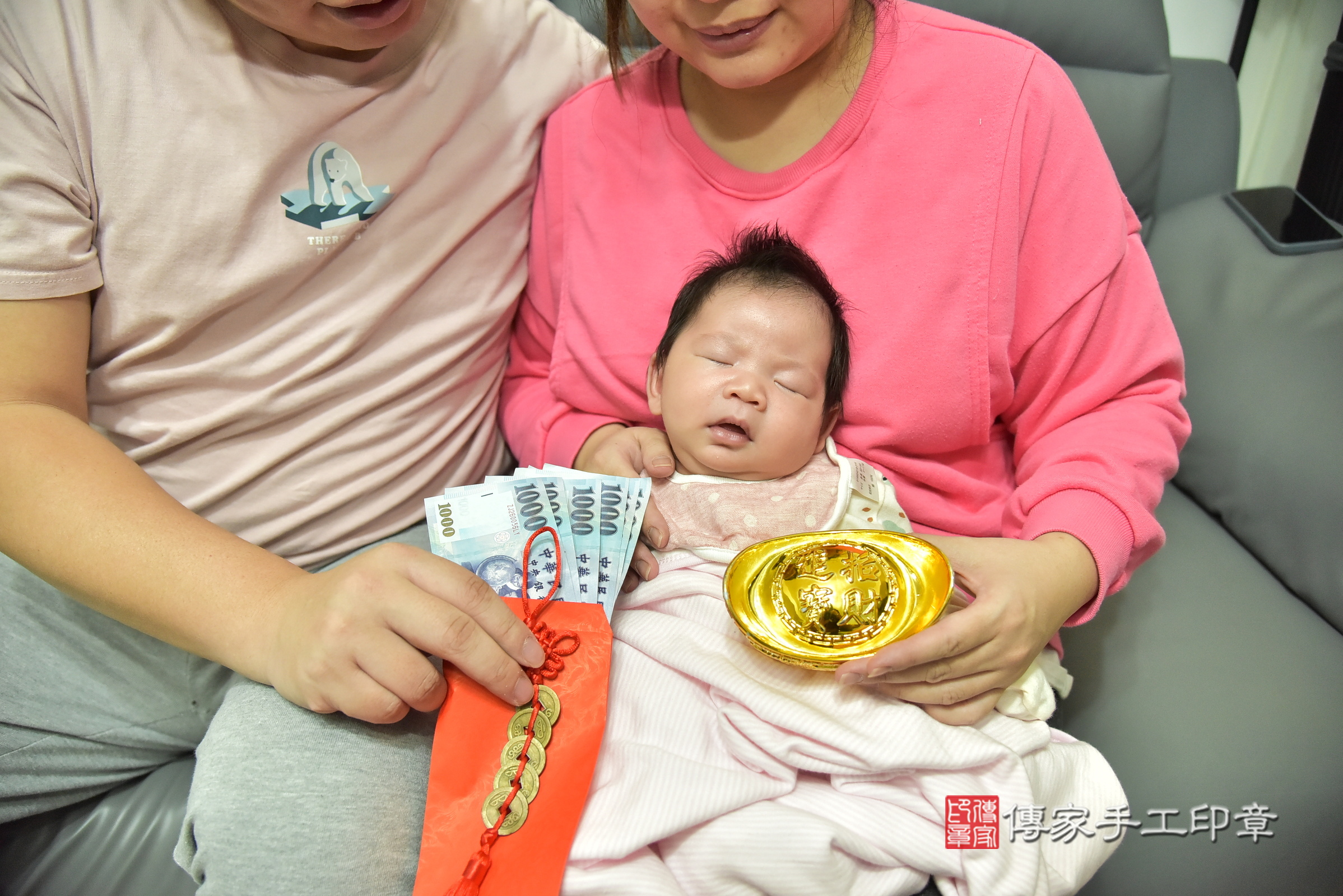 小樂寶寶(台北市南港區到府嬰兒小樂寶寶滿月剃頭理髮、到府嬰兒剃胎毛儀式吉祥話)。到府剃頭剃胎毛主持、專業拍照、證書。★購買「臍帶章、肚臍章、胎毛筆刷印章」贈送：剃頭、收涎、抓周，三選一。2025.2.15，照片6
