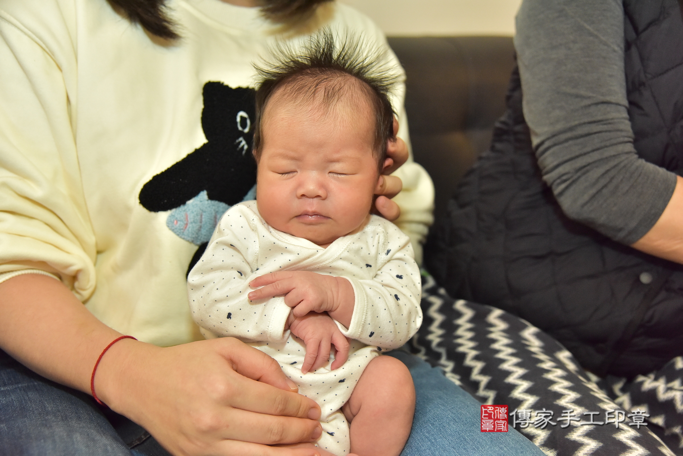 珊珊寶寶(新北市三重區到府嬰兒珊珊寶寶滿月剃頭理髮、到府嬰兒剃胎毛儀式吉祥話)。到府剃頭剃胎毛主持、專業拍照、證書。★購買「臍帶章、肚臍章、胎毛筆刷印章」贈送：剃頭、收涎、抓周，三選一。2025.2.15，照片6