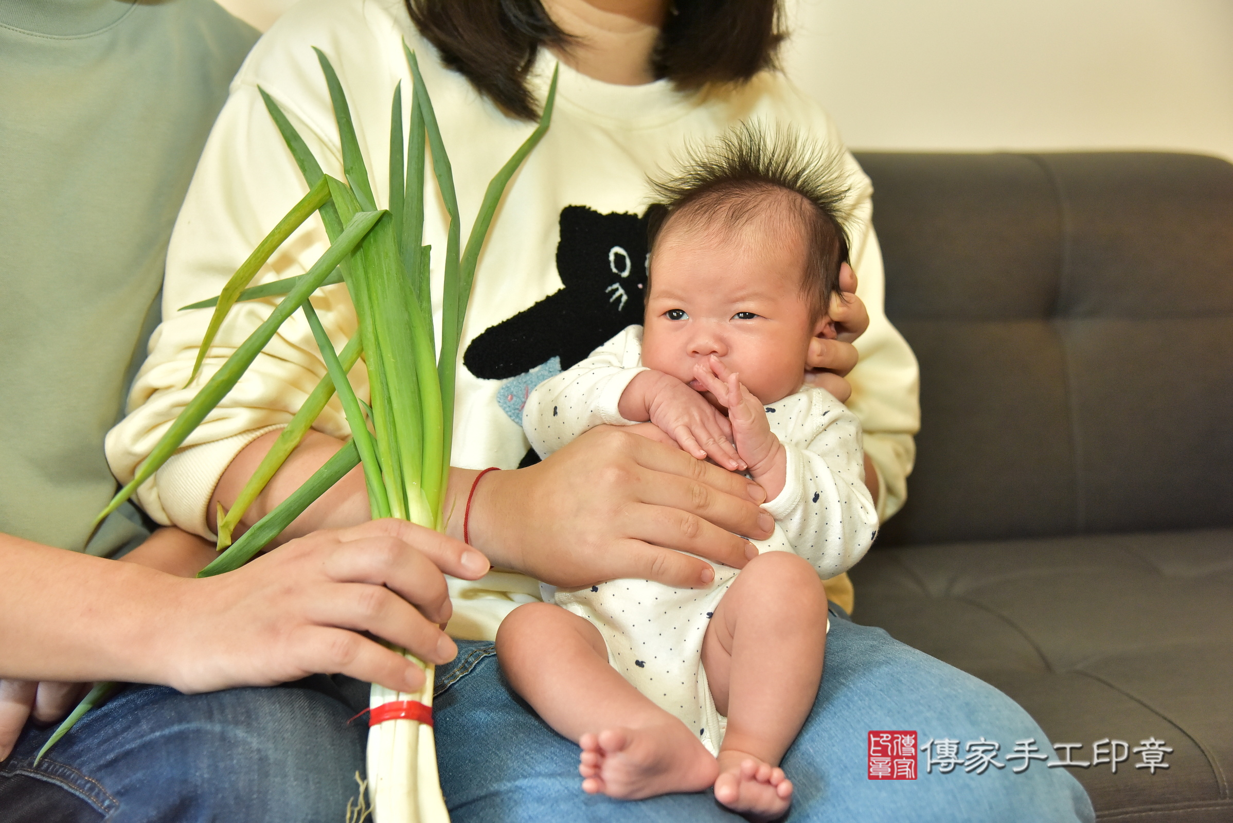 珊珊寶寶(新北市三重區到府嬰兒珊珊寶寶滿月剃頭理髮、到府嬰兒剃胎毛儀式吉祥話)。到府剃頭剃胎毛主持、專業拍照、證書。★購買「臍帶章、肚臍章、胎毛筆刷印章」贈送：剃頭、收涎、抓周，三選一。2025.2.15，照片8