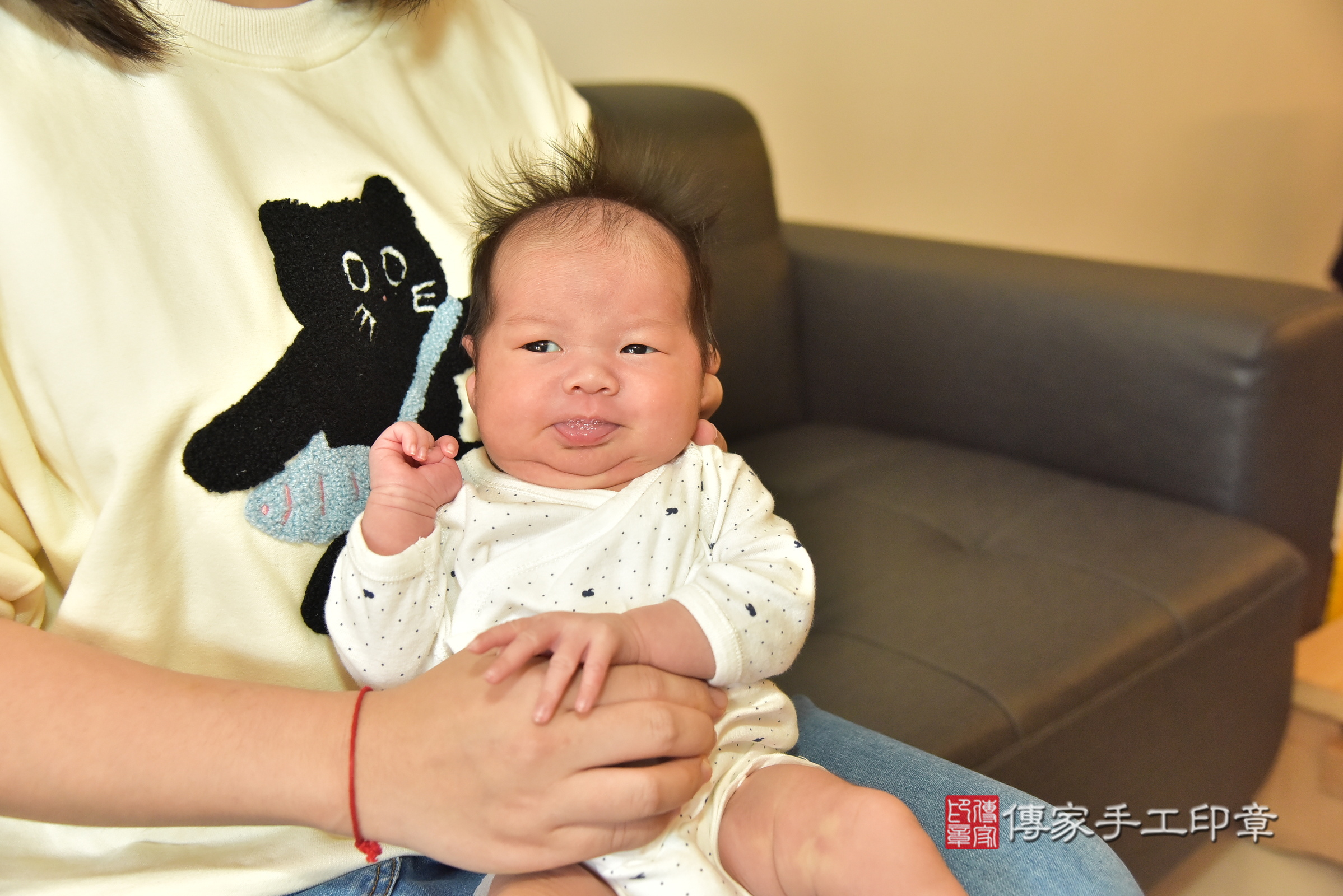 珊珊寶寶(新北市三重區到府嬰兒珊珊寶寶滿月剃頭理髮、到府嬰兒剃胎毛儀式吉祥話)。到府剃頭剃胎毛主持、專業拍照、證書。★購買「臍帶章、肚臍章、胎毛筆刷印章」贈送：剃頭、收涎、抓周，三選一。2025.2.15，照片5