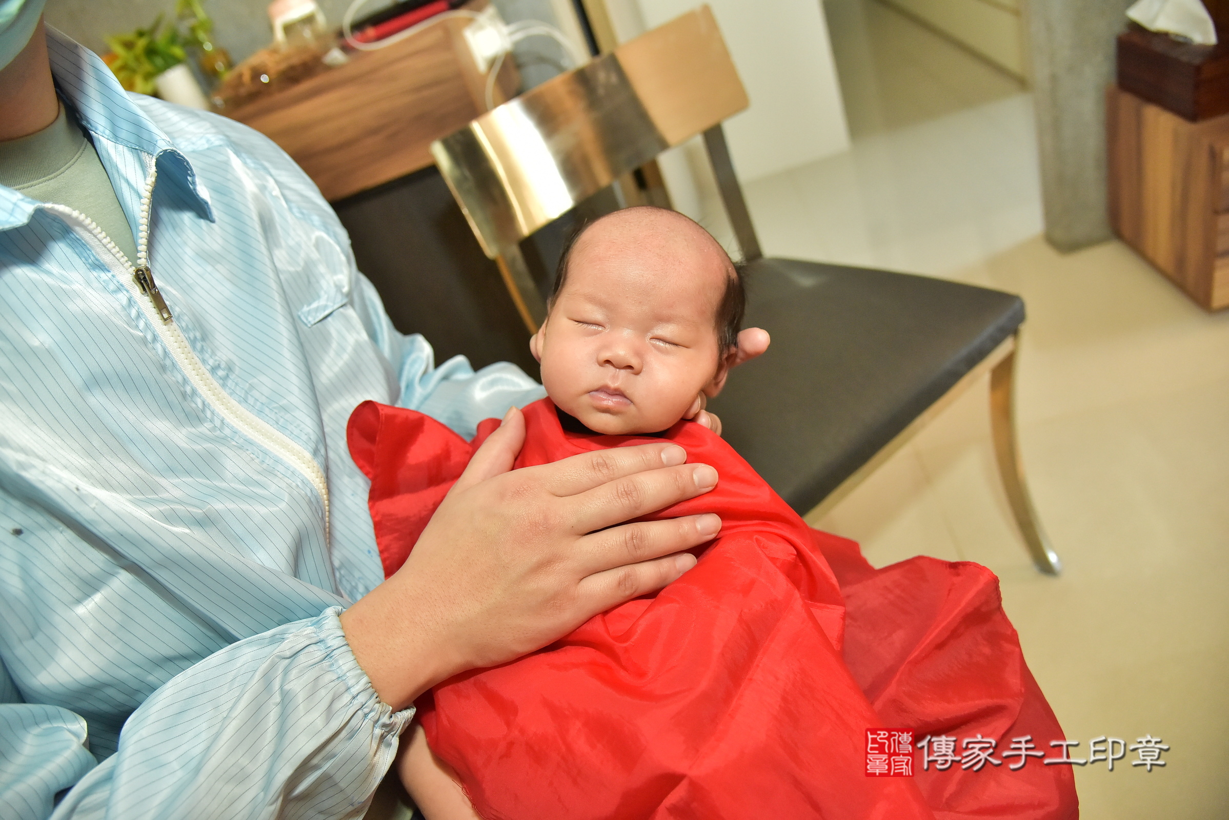珊珊寶寶(新北市三重區到府嬰兒珊珊寶寶滿月剃頭理髮、到府嬰兒剃胎毛儀式吉祥話)。到府剃頭剃胎毛主持、專業拍照、證書。★購買「臍帶章、肚臍章、胎毛筆刷印章」贈送：剃頭、收涎、抓周，三選一。2025.2.15，照片15