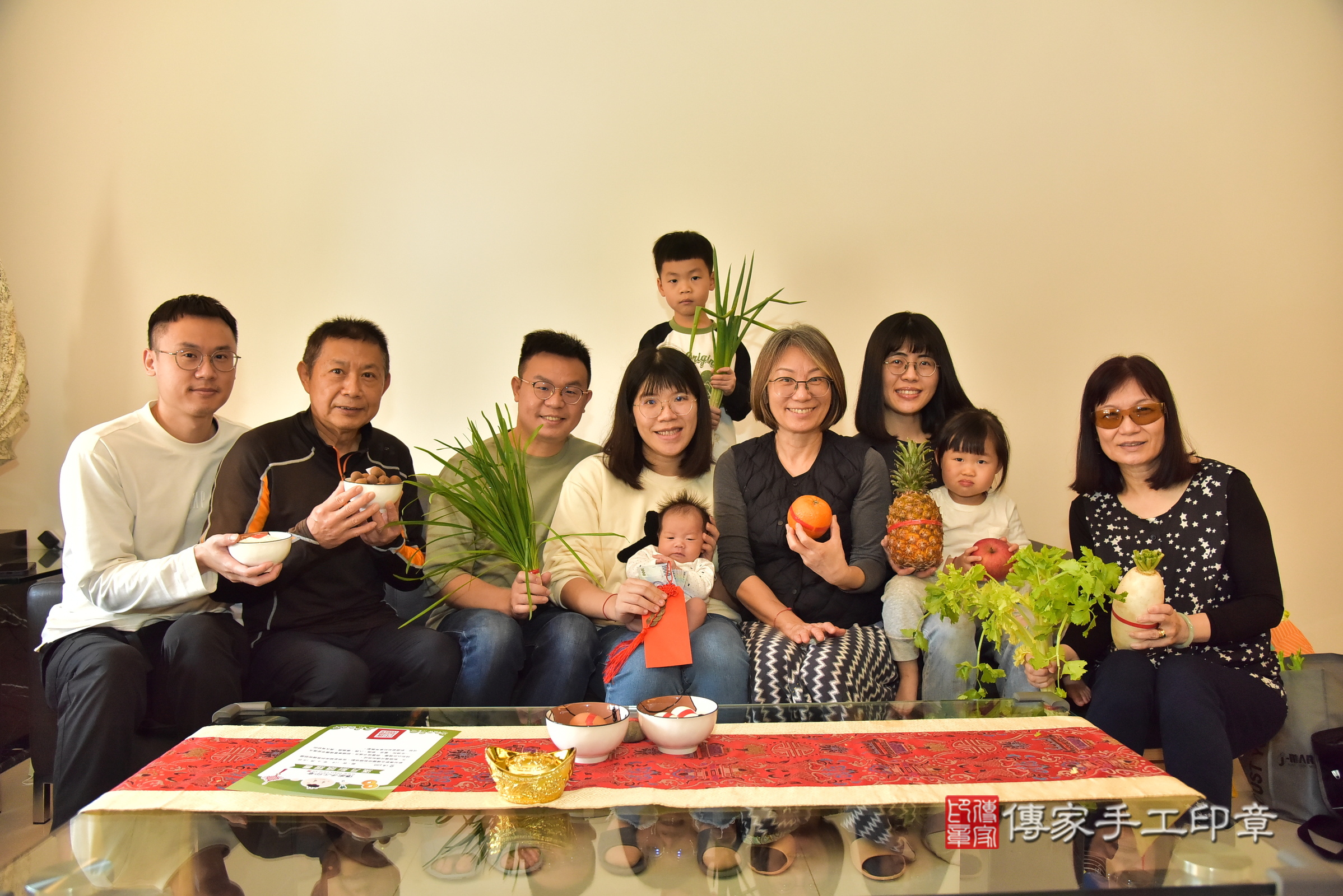 珊珊寶寶(新北市三重區到府嬰兒珊珊寶寶滿月剃頭理髮、到府嬰兒剃胎毛儀式吉祥話)。到府剃頭剃胎毛主持、專業拍照、證書。★購買「臍帶章、肚臍章、胎毛筆刷印章」贈送：剃頭、收涎、抓周，三選一。2025.2.15，照片12