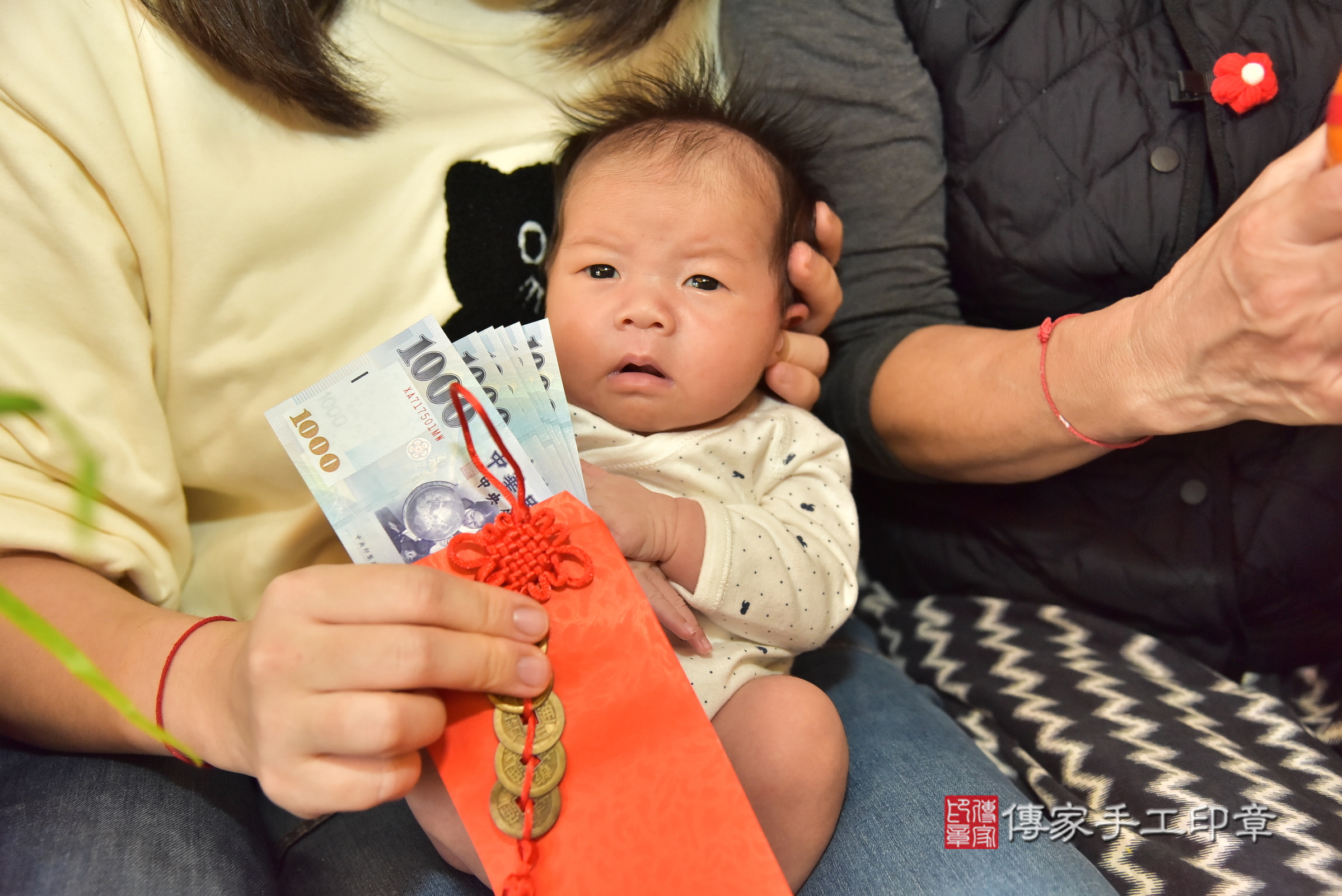 珊珊寶寶(新北市三重區到府嬰兒珊珊寶寶滿月剃頭理髮、到府嬰兒剃胎毛儀式吉祥話)。到府剃頭剃胎毛主持、專業拍照、證書。★購買「臍帶章、肚臍章、胎毛筆刷印章」贈送：剃頭、收涎、抓周，三選一。2025.2.15，照片11