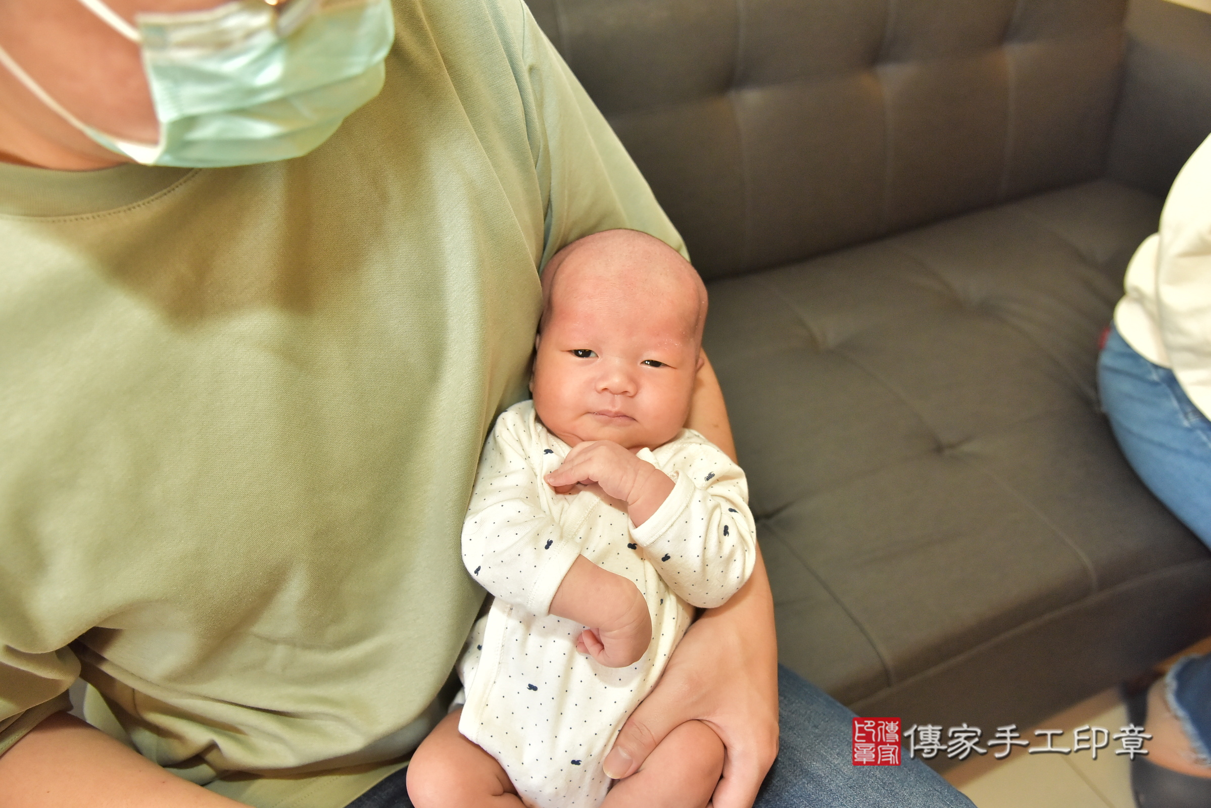 珊珊寶寶(新北市三重區到府嬰兒珊珊寶寶滿月剃頭理髮、到府嬰兒剃胎毛儀式吉祥話)。到府剃頭剃胎毛主持、專業拍照、證書。★購買「臍帶章、肚臍章、胎毛筆刷印章」贈送：剃頭、收涎、抓周，三選一。2025.2.15，照片16