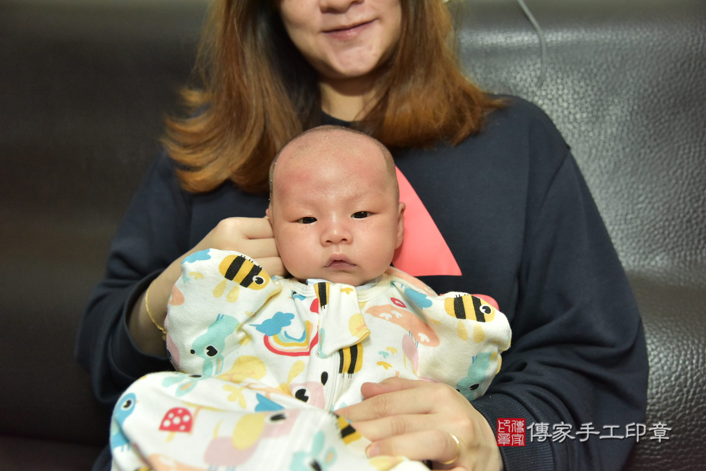 小鑠寶寶(台北市到府嬰兒小鑠寶寶滿月剃頭理髮、到府嬰兒剃胎毛儀式吉祥話)。到府剃頭剃胎毛主持、專業拍照、證書。★購買「臍帶章、肚臍章、胎毛筆刷印章」贈送：剃頭、收涎、抓周，三選一。2025.2.18，照片15