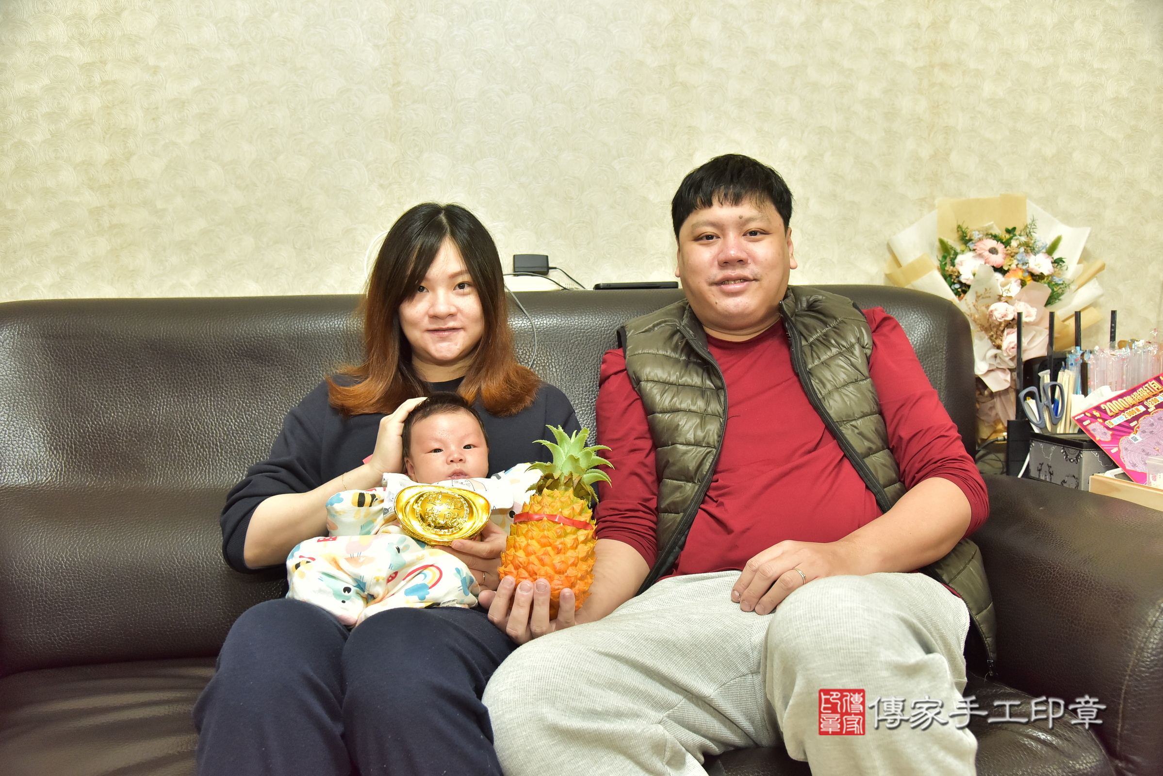 小鑠寶寶(台北市到府嬰兒小鑠寶寶滿月剃頭理髮、到府嬰兒剃胎毛儀式吉祥話)。到府剃頭剃胎毛主持、專業拍照、證書。★購買「臍帶章、肚臍章、胎毛筆刷印章」贈送：剃頭、收涎、抓周，三選一。2025.2.18，照片10