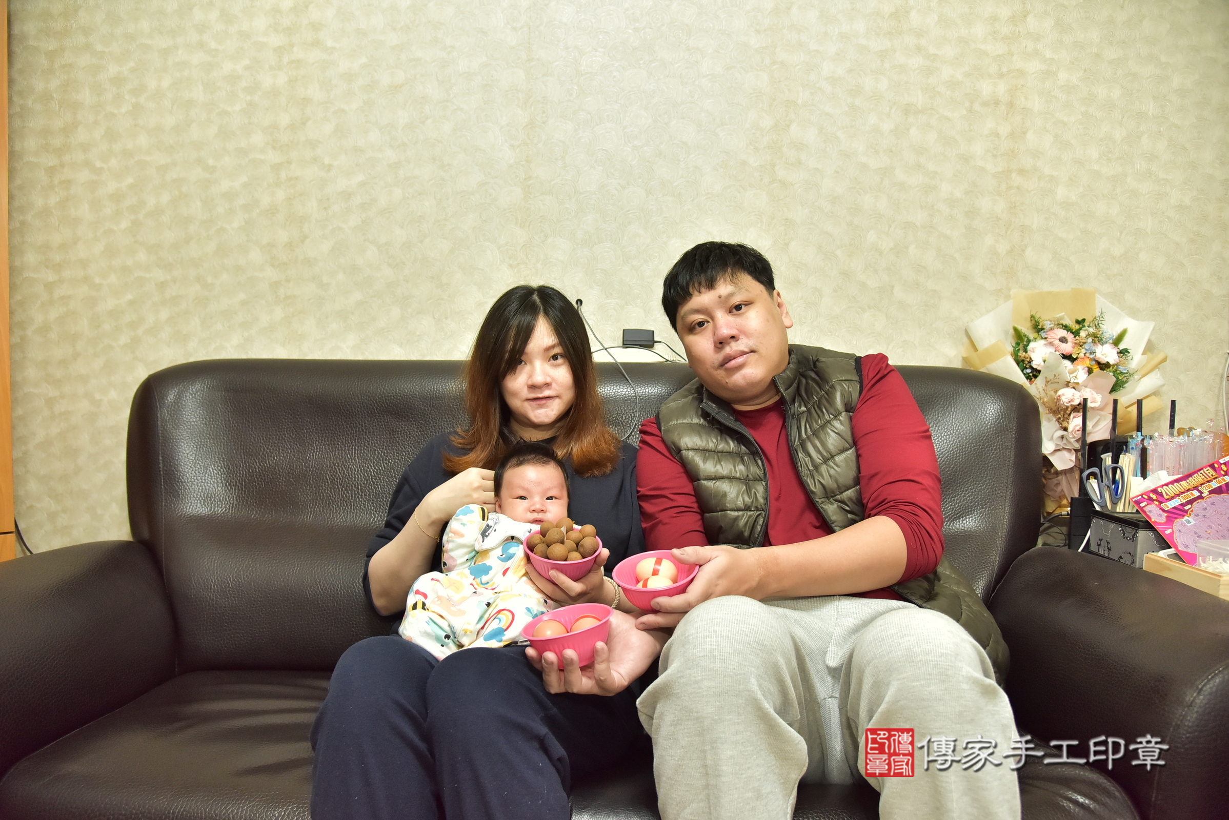小鑠寶寶(台北市到府嬰兒小鑠寶寶滿月剃頭理髮、到府嬰兒剃胎毛儀式吉祥話)。到府剃頭剃胎毛主持、專業拍照、證書。★購買「臍帶章、肚臍章、胎毛筆刷印章」贈送：剃頭、收涎、抓周，三選一。2025.2.18，照片7