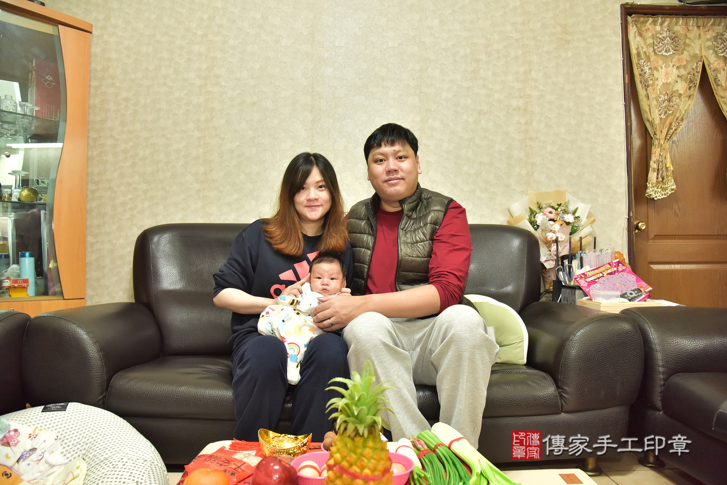小鑠寶寶(台北市到府嬰兒小鑠寶寶滿月剃頭理髮、到府嬰兒剃胎毛儀式吉祥話)。到府剃頭剃胎毛主持、專業拍照、證書。★購買「臍帶章、肚臍章、胎毛筆刷印章」贈送：剃頭、收涎、抓周，三選一。2025.2.18，照片3