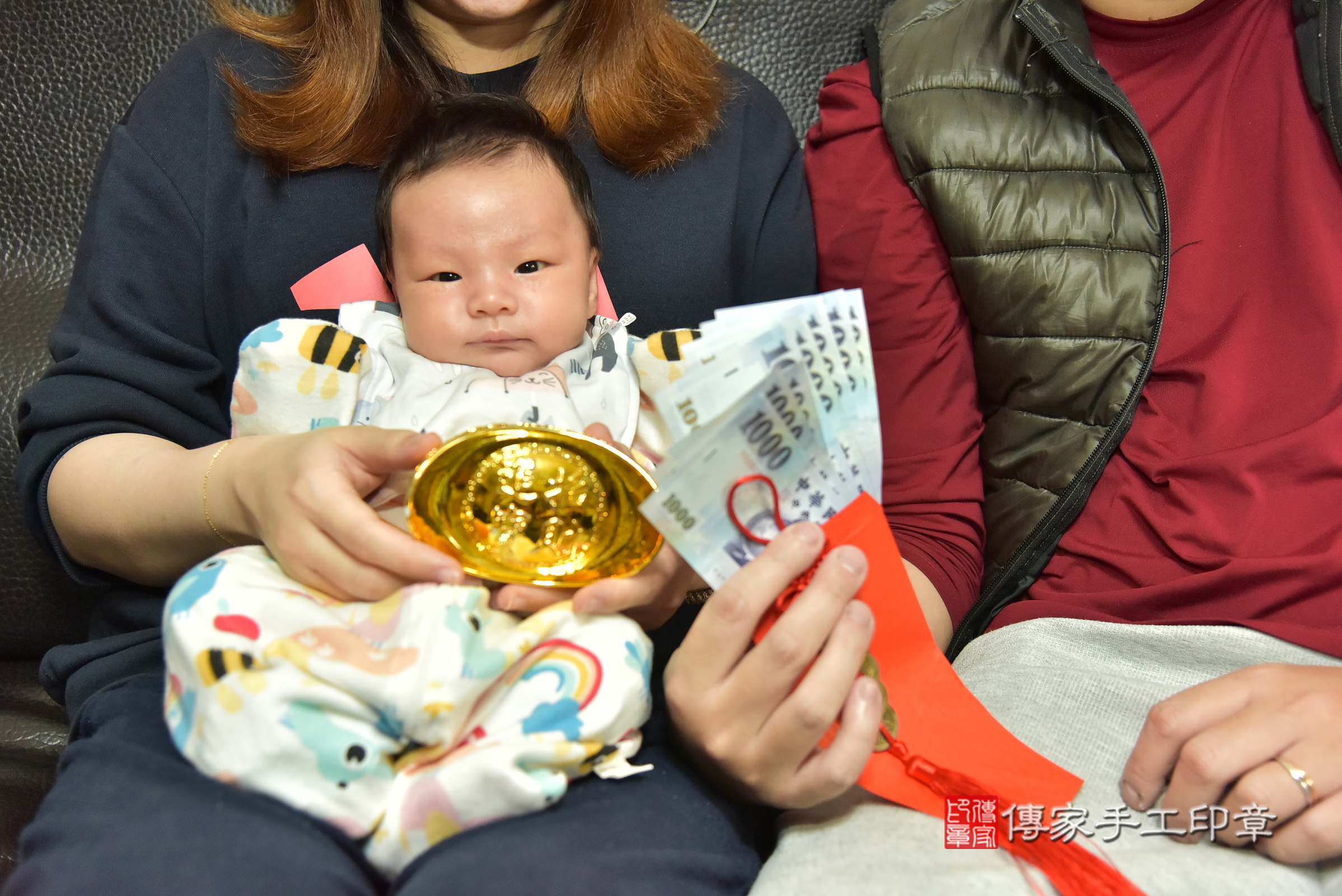 小鑠寶寶(台北市到府嬰兒小鑠寶寶滿月剃頭理髮、到府嬰兒剃胎毛儀式吉祥話)。到府剃頭剃胎毛主持、專業拍照、證書。★購買「臍帶章、肚臍章、胎毛筆刷印章」贈送：剃頭、收涎、抓周，三選一。2025.2.18，照片11