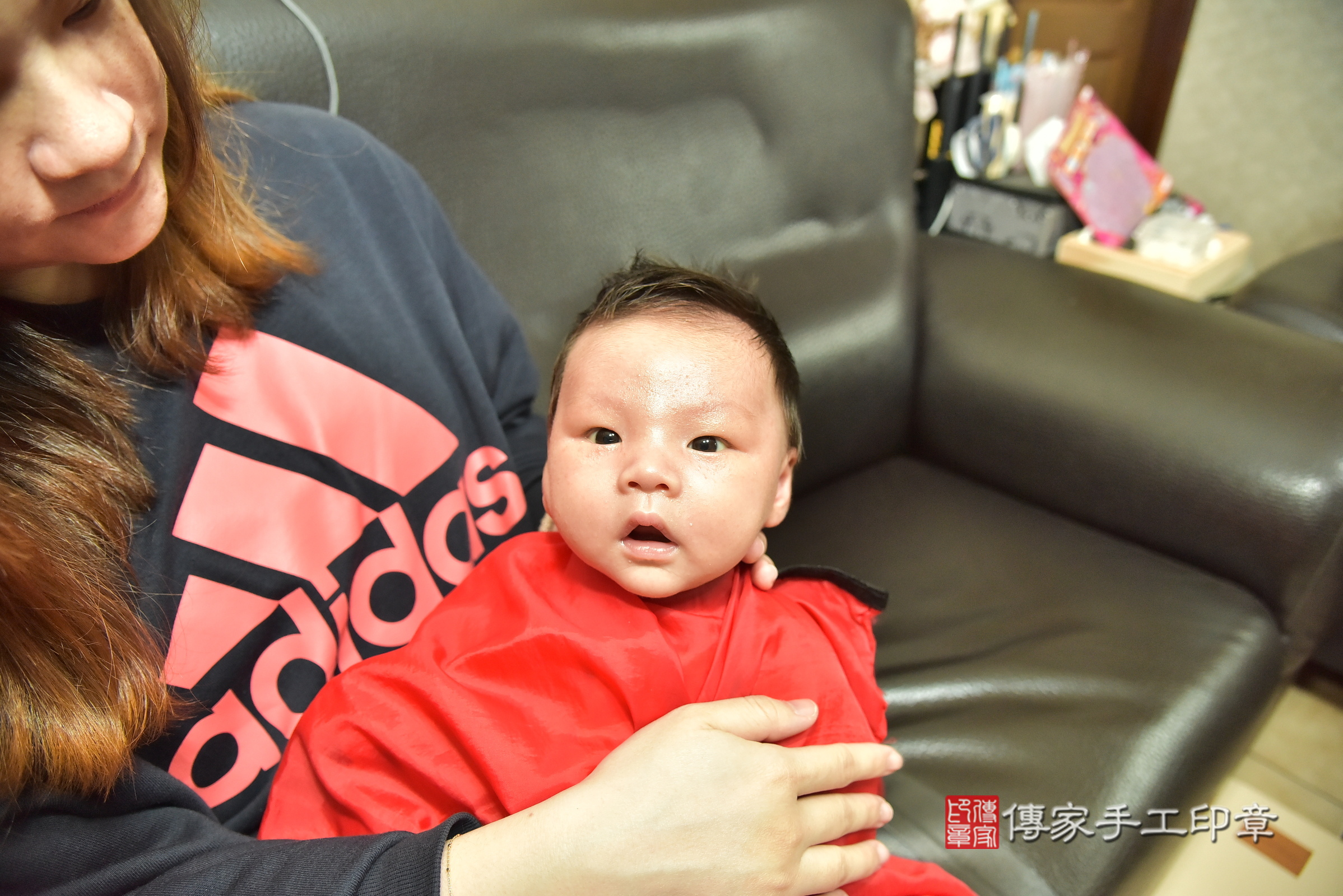 小鑠寶寶(台北市到府嬰兒小鑠寶寶滿月剃頭理髮、到府嬰兒剃胎毛儀式吉祥話)。到府剃頭剃胎毛主持、專業拍照、證書。★購買「臍帶章、肚臍章、胎毛筆刷印章」贈送：剃頭、收涎、抓周，三選一。2025.2.18，照片12