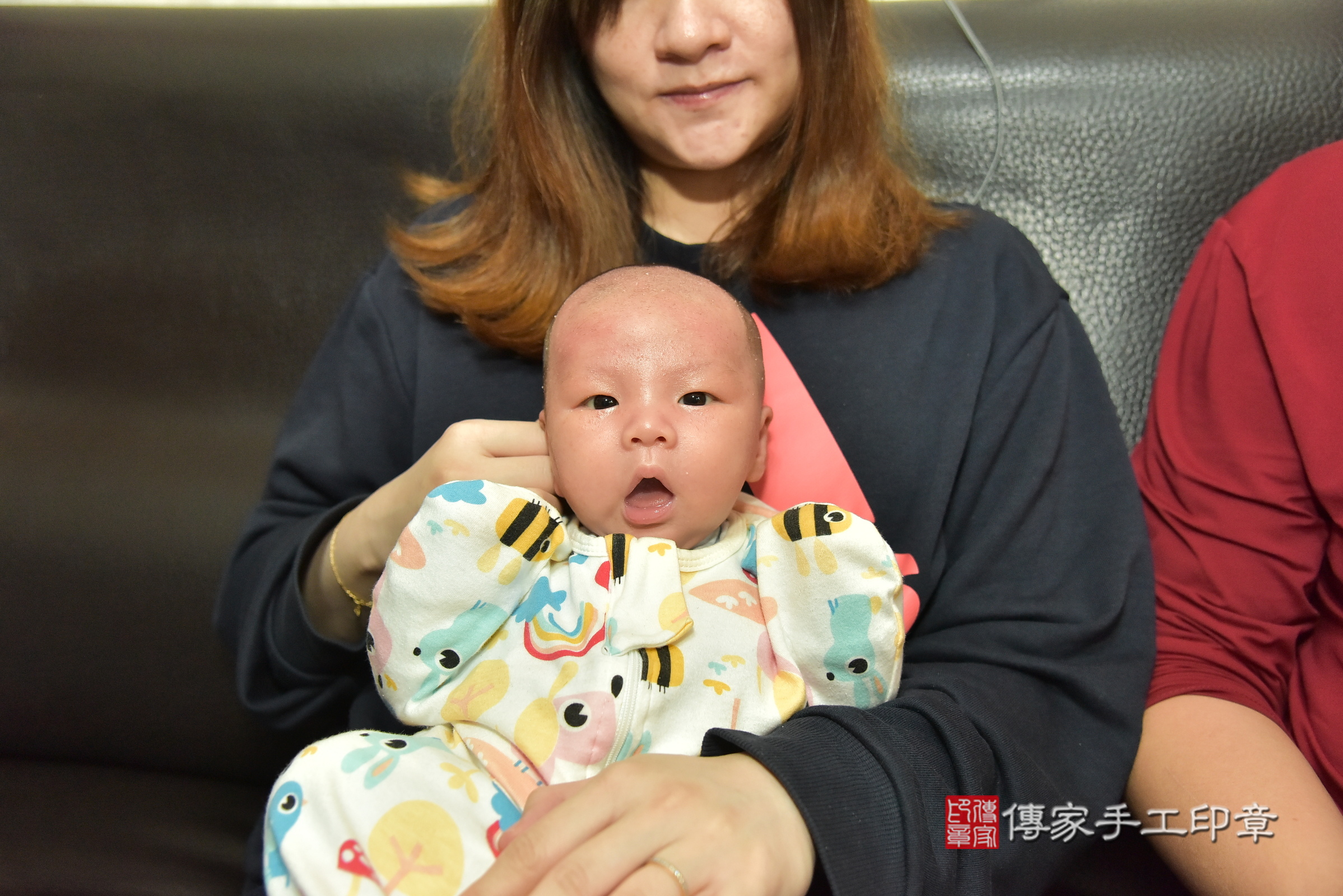小鑠寶寶(台北市到府嬰兒小鑠寶寶滿月剃頭理髮、到府嬰兒剃胎毛儀式吉祥話)。到府剃頭剃胎毛主持、專業拍照、證書。★購買「臍帶章、肚臍章、胎毛筆刷印章」贈送：剃頭、收涎、抓周，三選一。2025.2.18，照片14