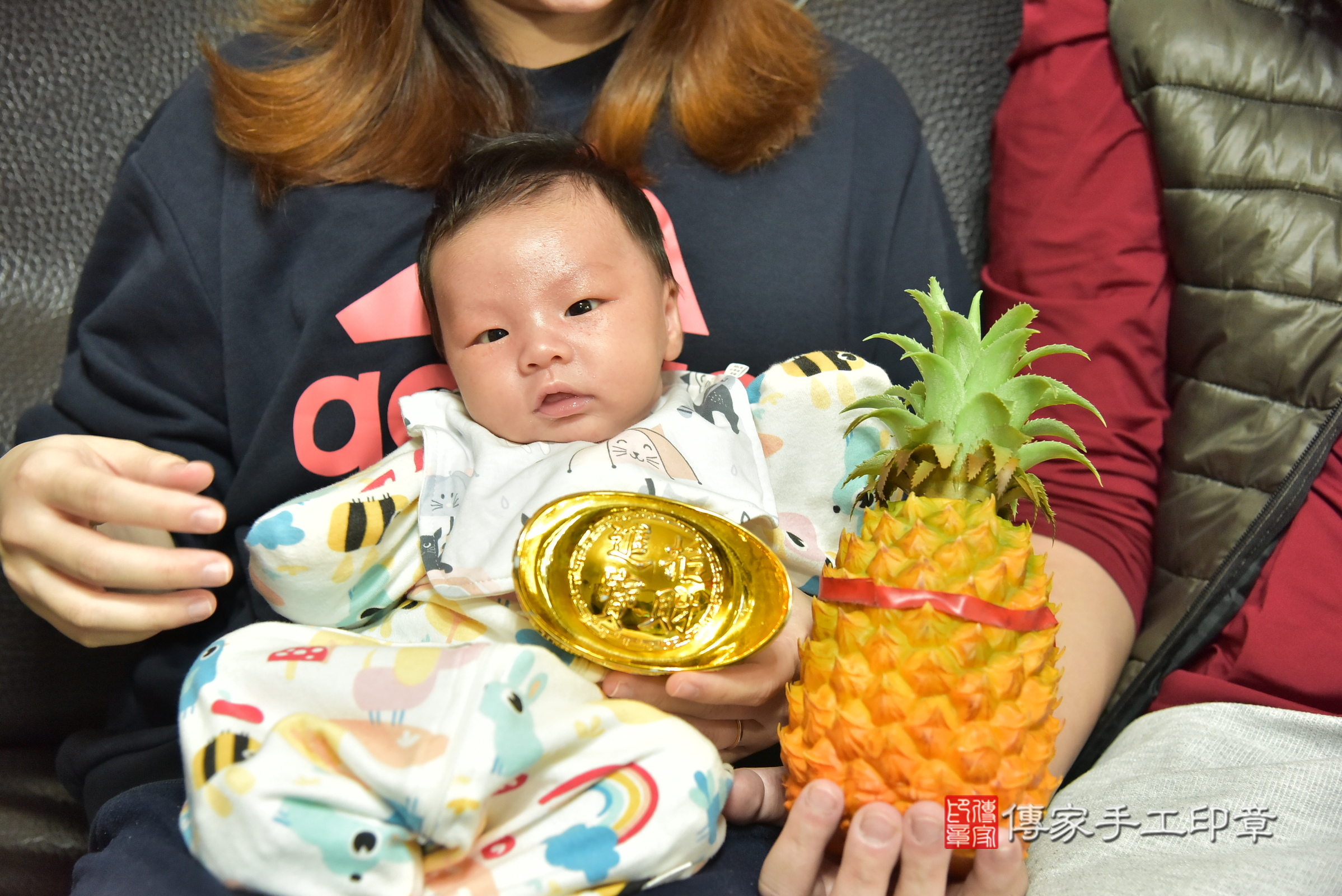 小鑠寶寶(台北市到府嬰兒小鑠寶寶滿月剃頭理髮、到府嬰兒剃胎毛儀式吉祥話)。到府剃頭剃胎毛主持、專業拍照、證書。★購買「臍帶章、肚臍章、胎毛筆刷印章」贈送：剃頭、收涎、抓周，三選一。2025.2.18，照片9