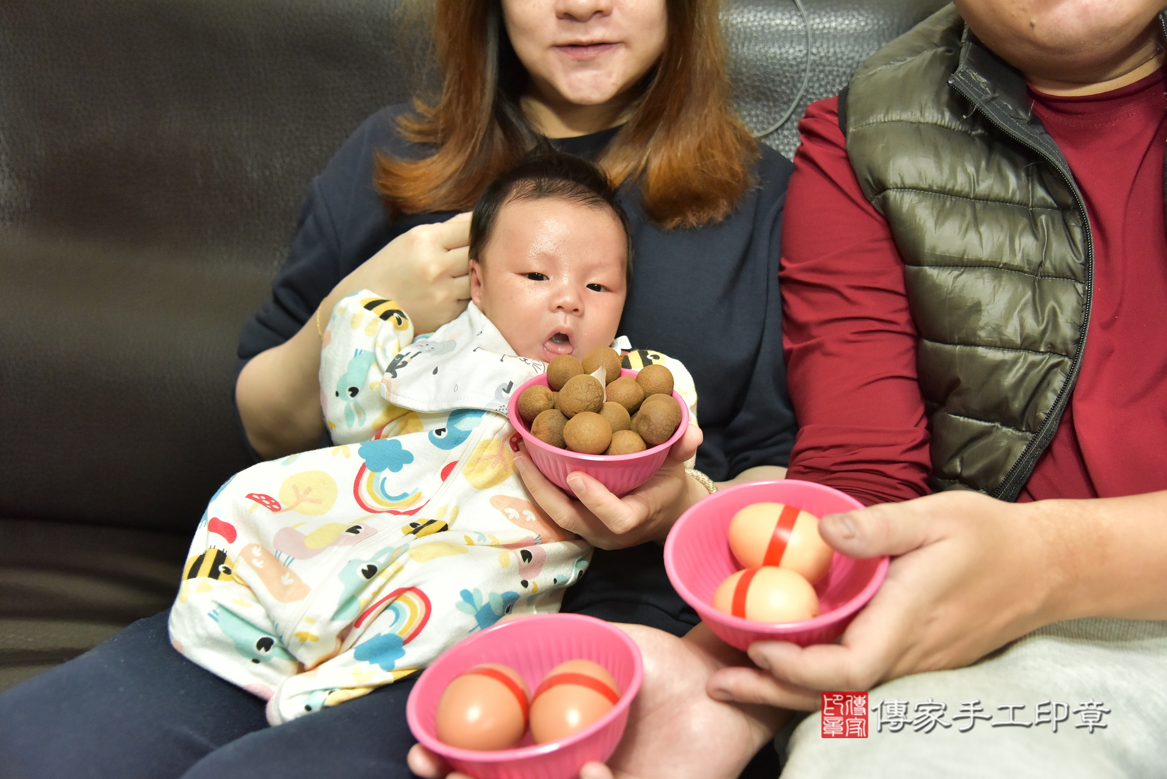 小鑠寶寶(台北市到府嬰兒小鑠寶寶滿月剃頭理髮、到府嬰兒剃胎毛儀式吉祥話)。到府剃頭剃胎毛主持、專業拍照、證書。★購買「臍帶章、肚臍章、胎毛筆刷印章」贈送：剃頭、收涎、抓周，三選一。2025.2.18，照片6