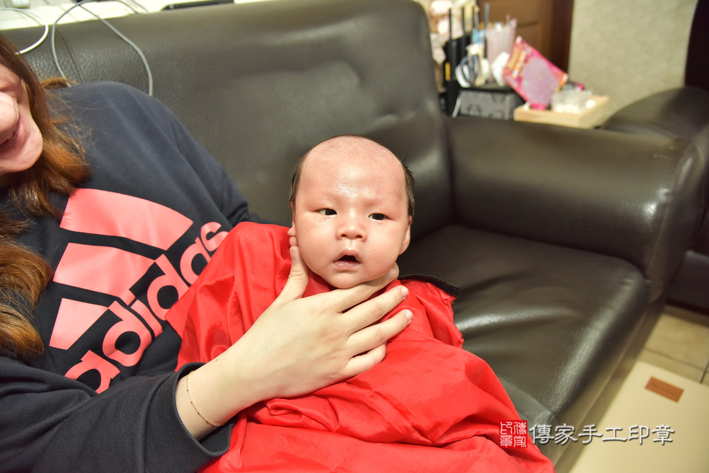 小鑠寶寶(台北市到府嬰兒小鑠寶寶滿月剃頭理髮、到府嬰兒剃胎毛儀式吉祥話)。到府剃頭剃胎毛主持、專業拍照、證書。★購買「臍帶章、肚臍章、胎毛筆刷印章」贈送：剃頭、收涎、抓周，三選一。2025.2.18，照片13
