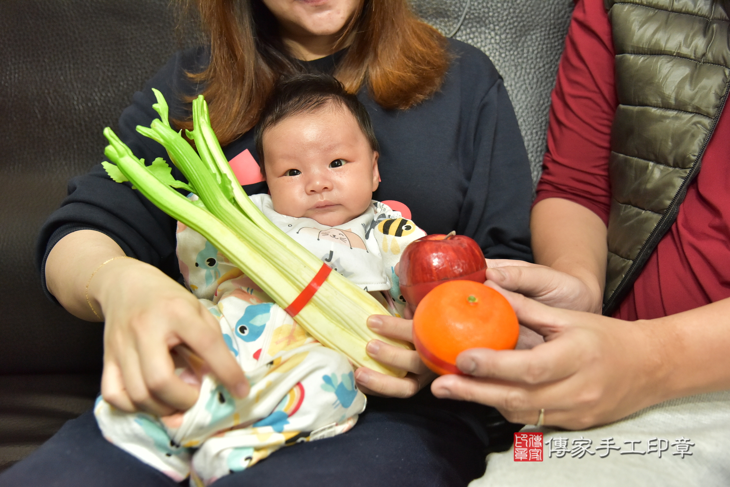 小鑠寶寶(台北市到府嬰兒小鑠寶寶滿月剃頭理髮、到府嬰兒剃胎毛儀式吉祥話)。到府剃頭剃胎毛主持、專業拍照、證書。★購買「臍帶章、肚臍章、胎毛筆刷印章」贈送：剃頭、收涎、抓周，三選一。2025.2.18，照片8