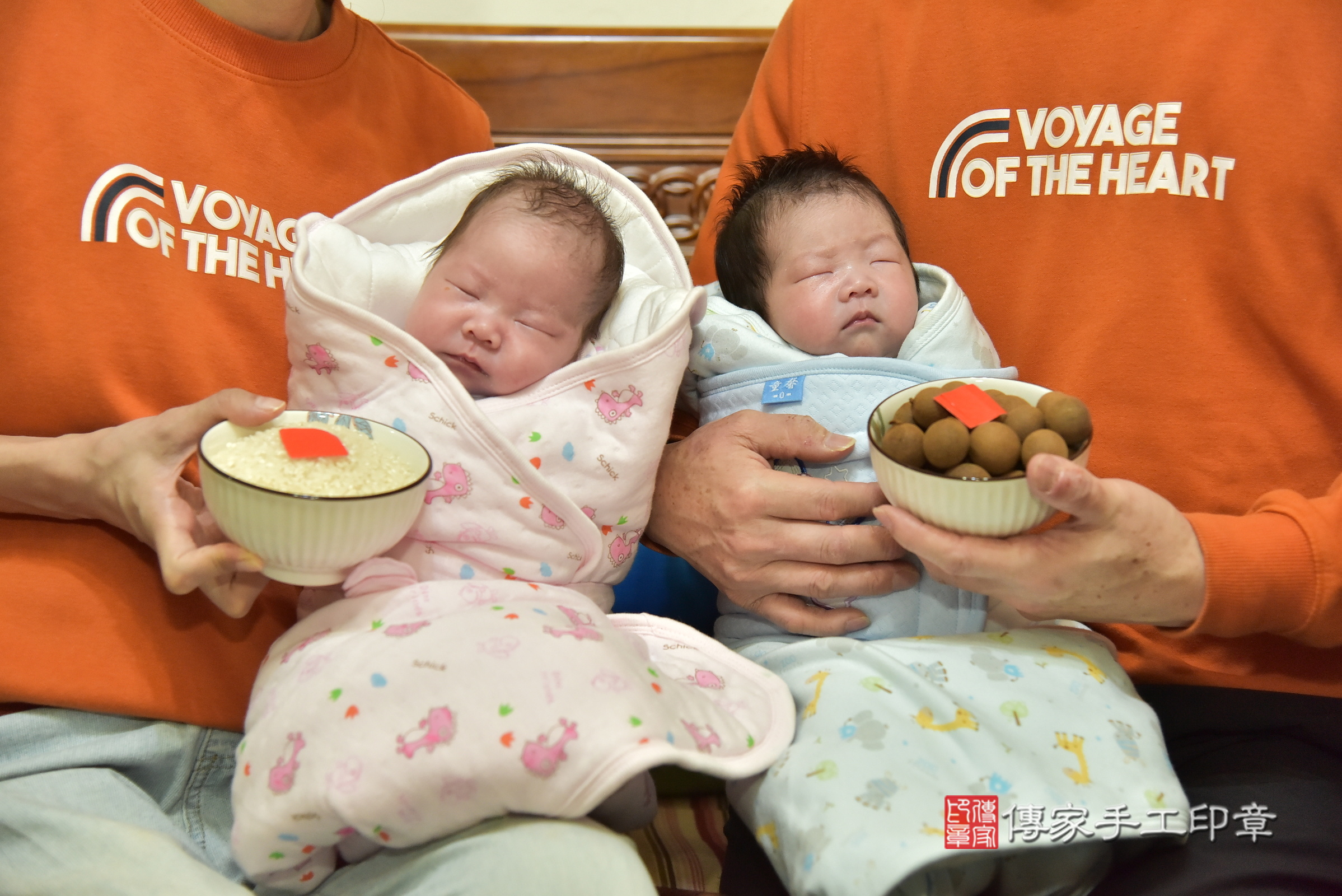 小廷寶寶和小銥寶寶(台北市文山區到府嬰兒小廷寶寶和小銥寶寶滿月剃頭理髮、到府嬰兒剃胎毛儀式吉祥話)。到府剃頭剃胎毛主持、專業拍照、證書。★購買「臍帶章、肚臍章、胎毛筆刷印章」贈送：剃頭、收涎、抓周，三選一。2025.2.20，照片6