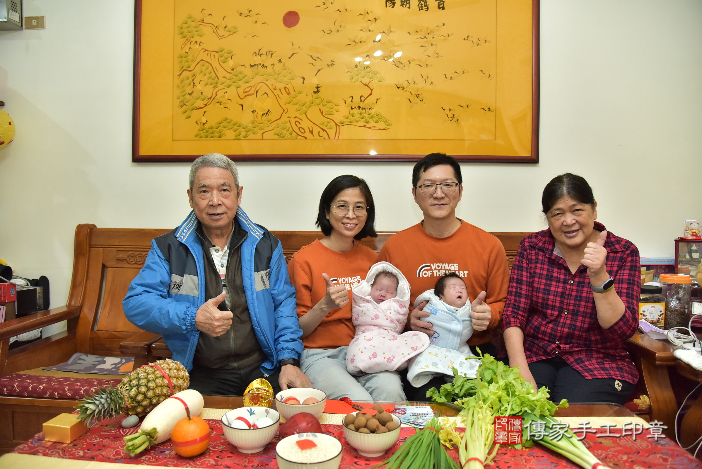 小廷寶寶和小銥寶寶(台北市文山區到府嬰兒小廷寶寶和小銥寶寶滿月剃頭理髮、到府嬰兒剃胎毛儀式吉祥話)。到府剃頭剃胎毛主持、專業拍照、證書。★購買「臍帶章、肚臍章、胎毛筆刷印章」贈送：剃頭、收涎、抓周，三選一。2025.2.20，照片4