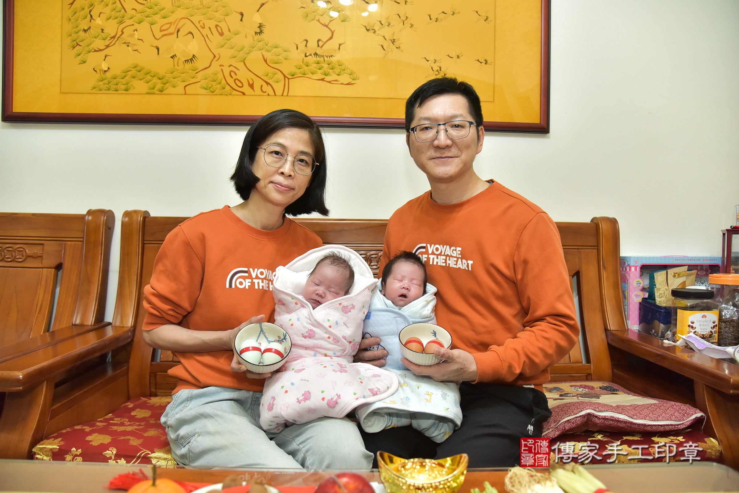 小廷寶寶和小銥寶寶(台北市文山區到府嬰兒小廷寶寶和小銥寶寶滿月剃頭理髮、到府嬰兒剃胎毛儀式吉祥話)。到府剃頭剃胎毛主持、專業拍照、證書。★購買「臍帶章、肚臍章、胎毛筆刷印章」贈送：剃頭、收涎、抓周，三選一。2025.2.20，照片5