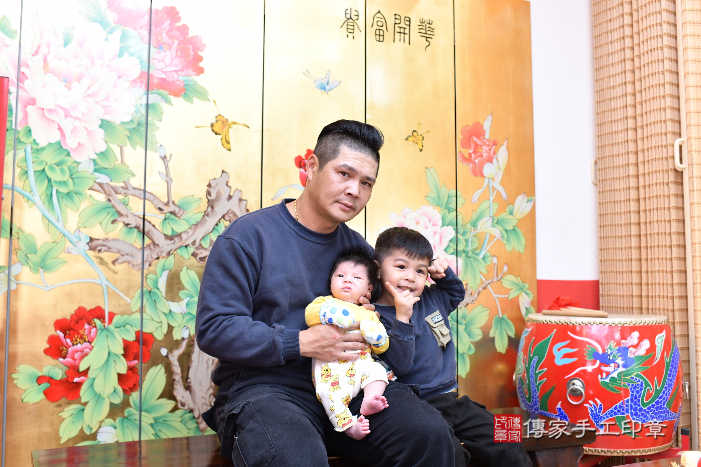 小暟寶寶(台北市大同區嬰兒寶寶滿月剃頭理髮、嬰兒剃胎毛儀式吉祥話)。中國風會場，爸媽寶貝穿「日中韓」古裝禮服。專業拍照、證書。★購買「臍帶章、肚臍章、胎毛筆刷印章」贈送：剃頭、收涎、抓周，三選一。2025.3.4，照片2